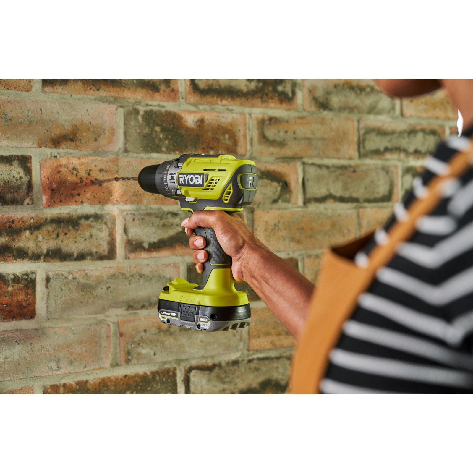 Mașină de găurit cu percuție 18V ONE+ (4.0Ah + 2.0Ah) Ryobi R18PD3-242S - in utilizare 4
