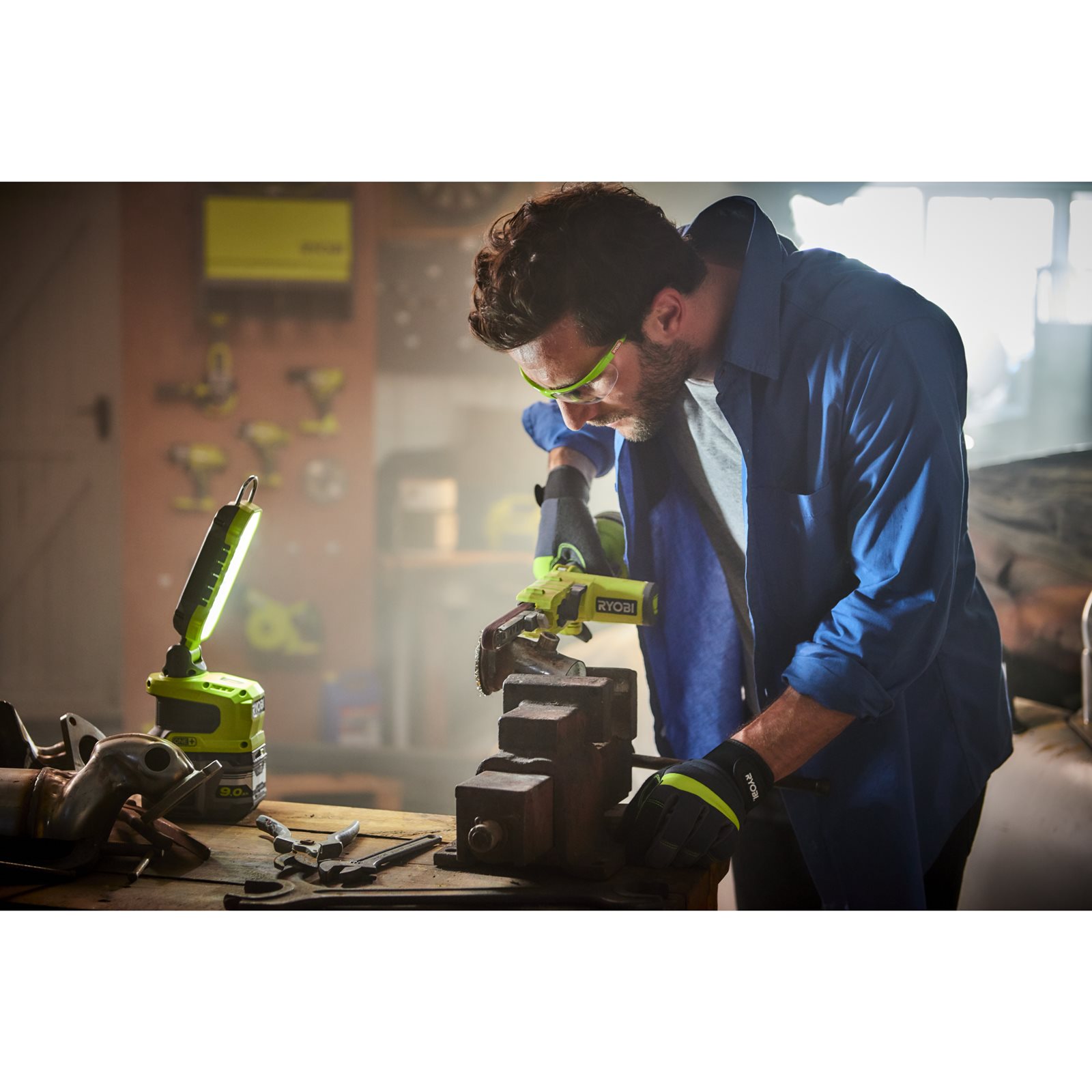Mașină de șlefuit cu bandă îngustă 18V ONE+ Ryobi R18PF-0 - in utilizare 3