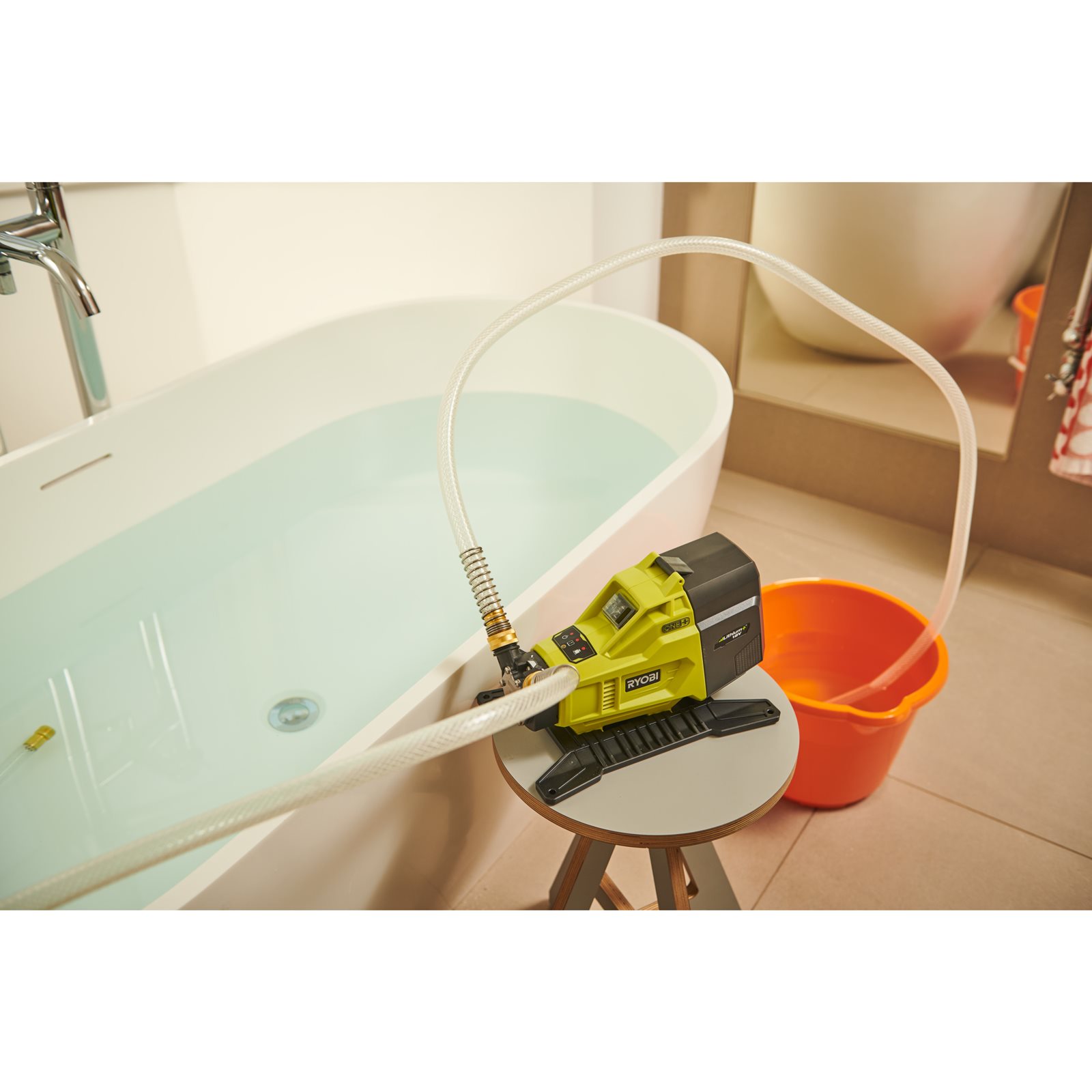 Pompă transfer apă 18V ONE+ Ryobi R18TP-0 - in utilizare 5