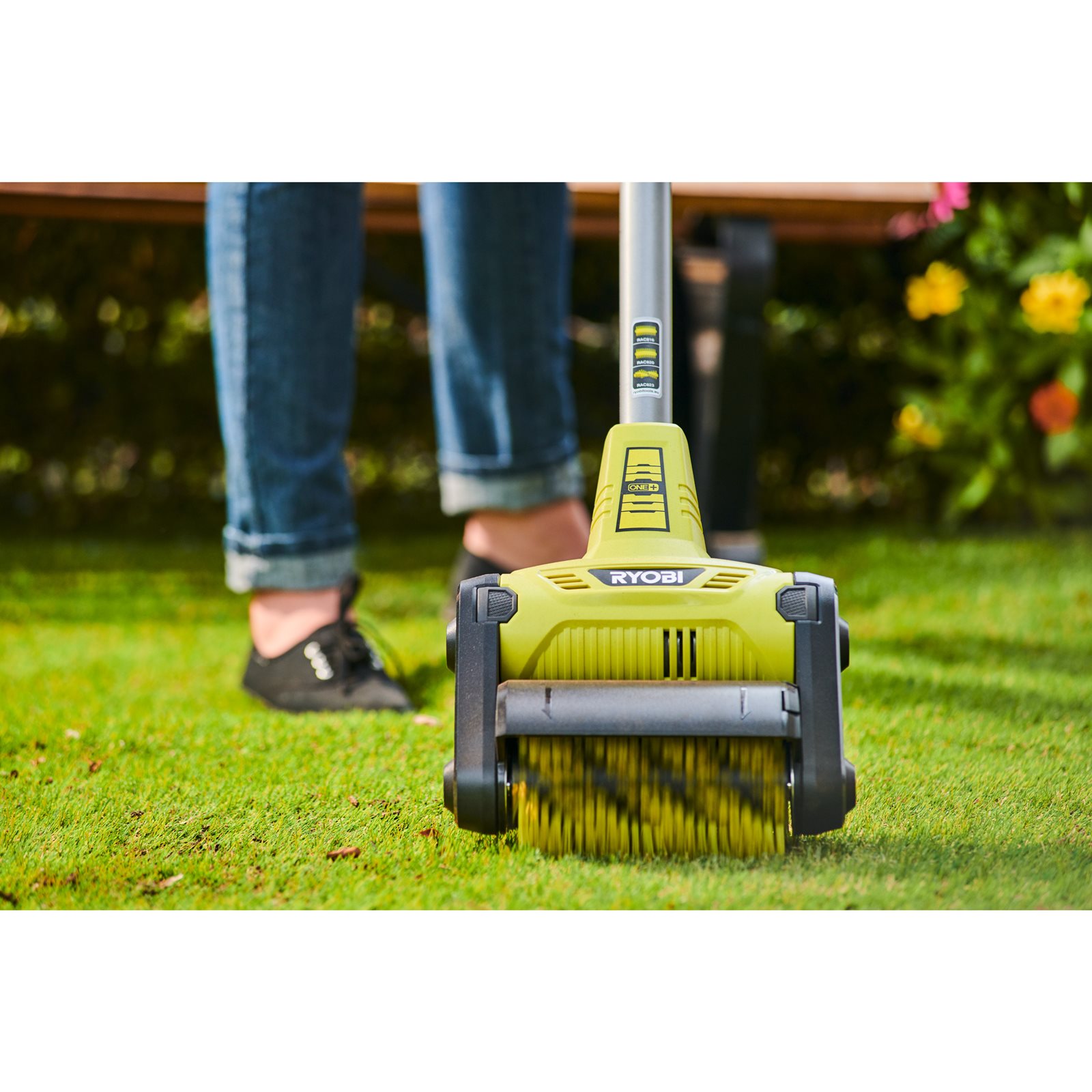 Perie pentru măturat Ryobi RAC823 - in utilizare 3