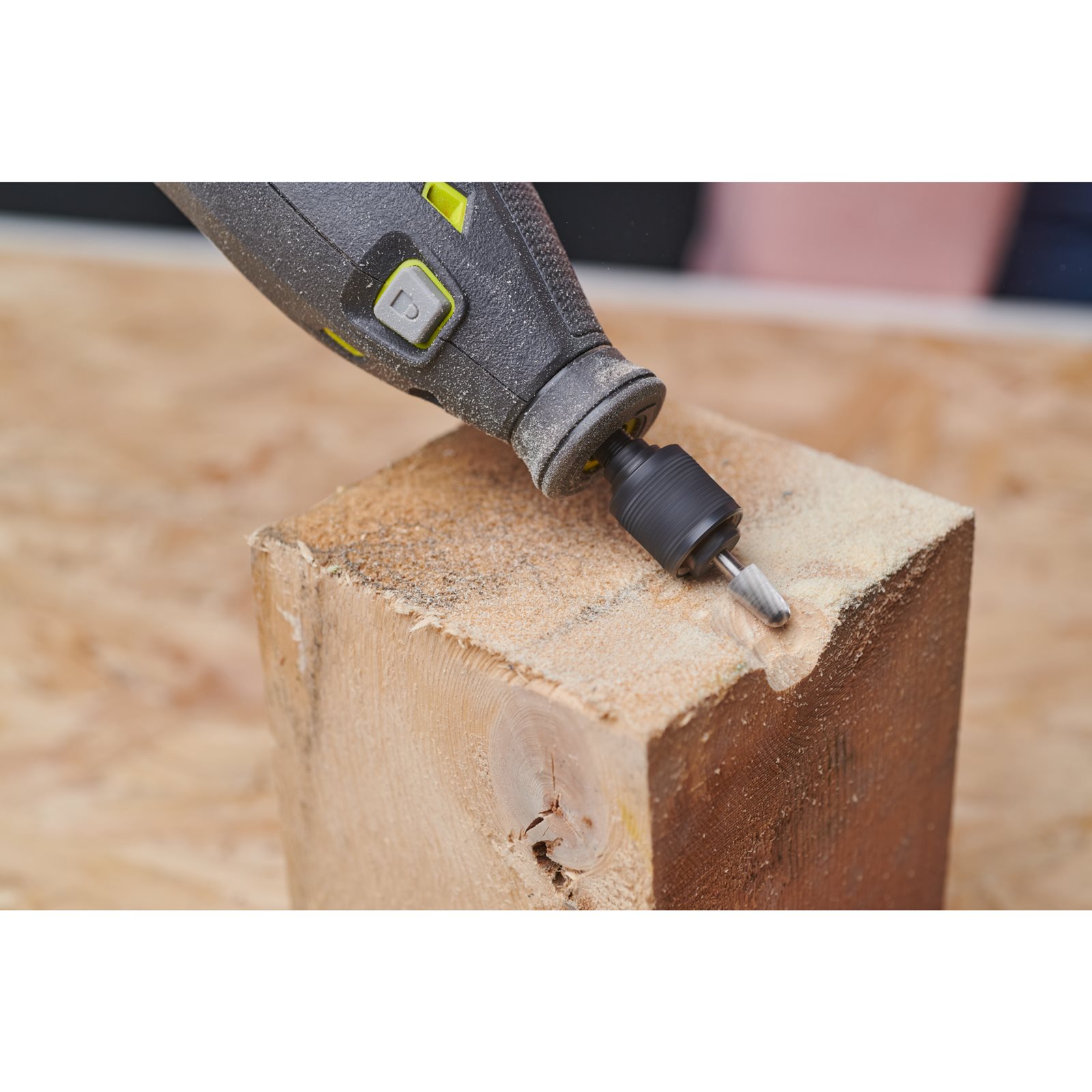 Freză în formă de con de 6,35 mm Ryobi RAR105 - in utilizare 1
