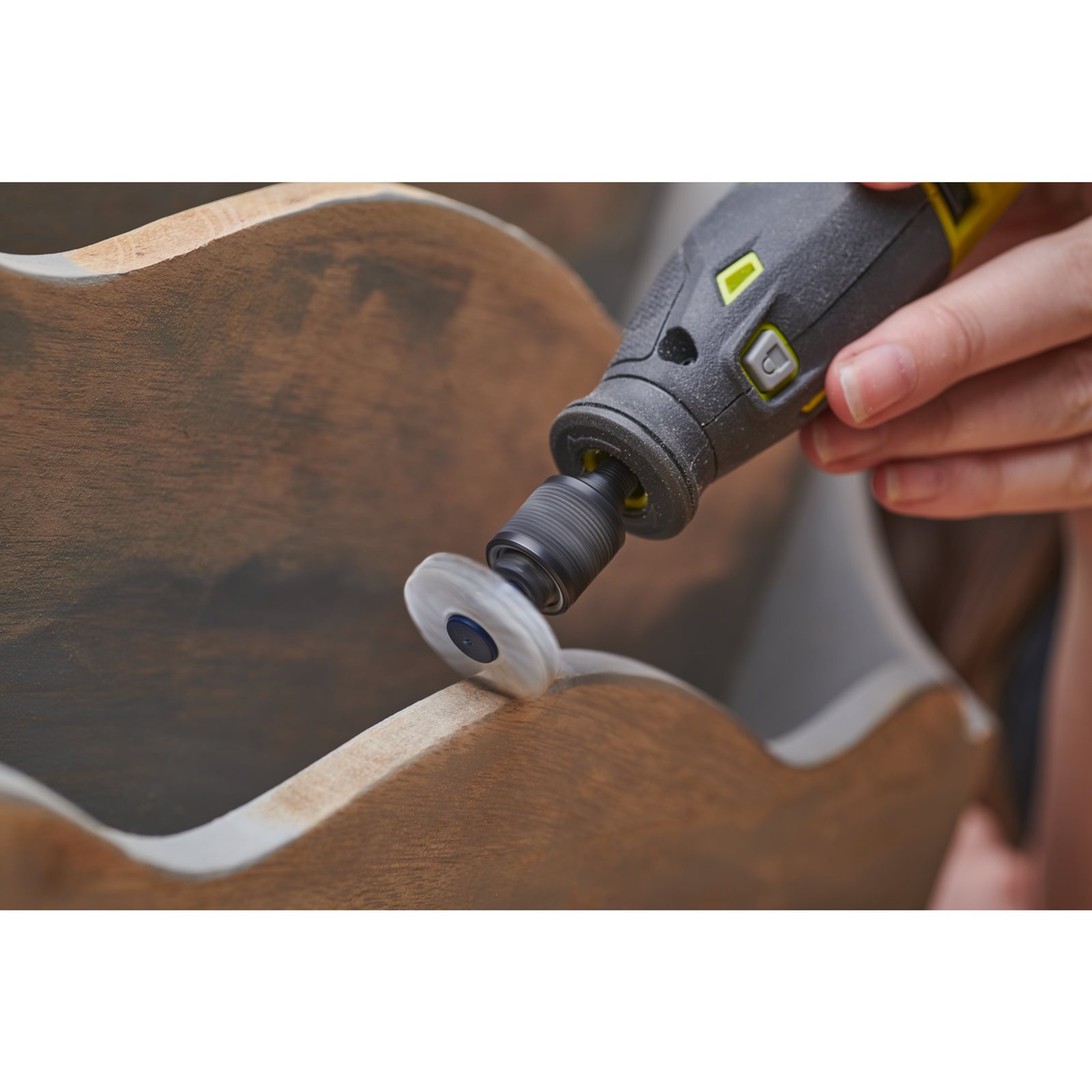 Perie radială 25,4mm cu granulație 120 Ryobi RAR204 - in utilizare 1
