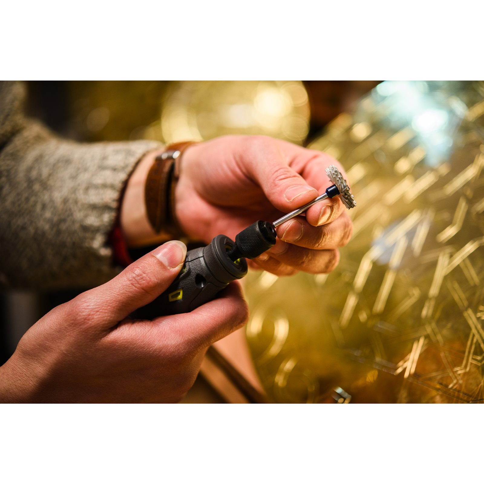 Perie radială 25,4mm cu granulație 120 Ryobi RAR204 - in utilizare 4