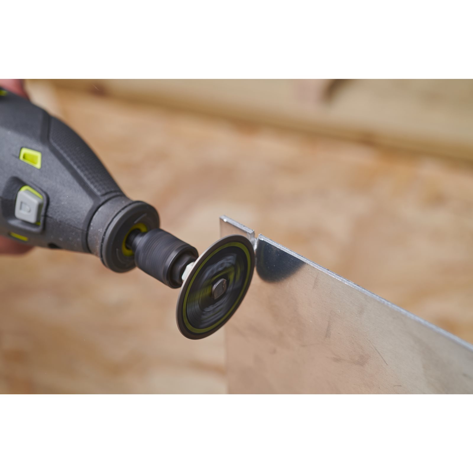 Disc de tăiere a metalelor de 38 mm cu blocare prin răsucire Ryobi RAR303 - in utilizare 1