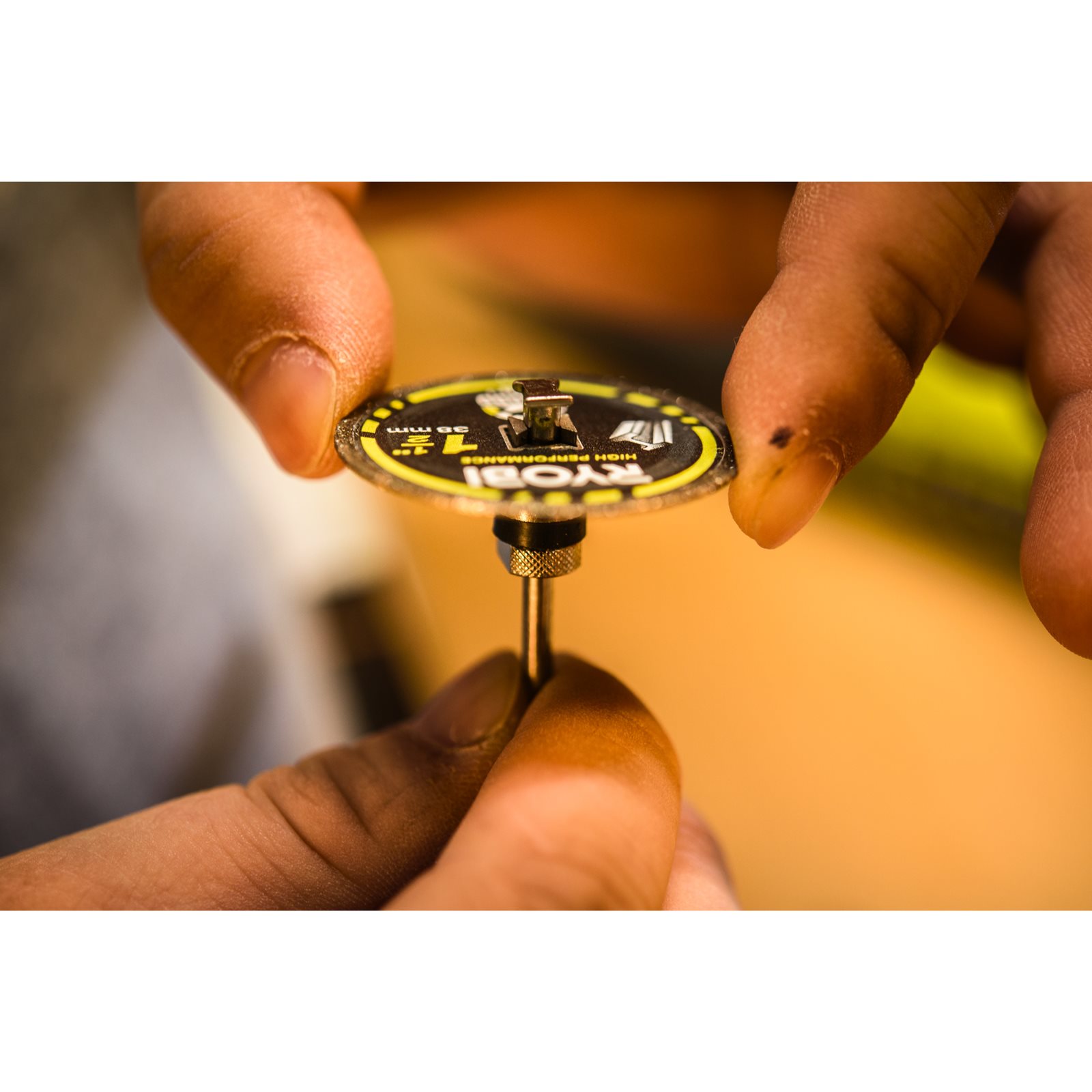 Disc de tăiere a metalelor de 38 mm cu blocare prin răsucire Ryobi RAR303 - in utilizare 2