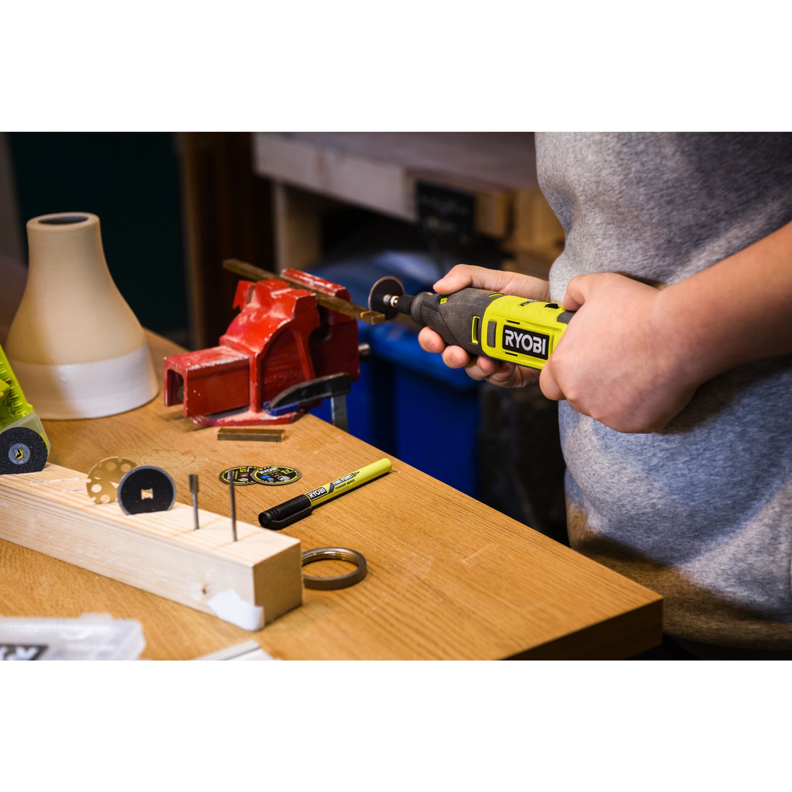 Disc de tăiere a metalelor de 38 mm cu blocare prin răsucire Ryobi RAR303 - in utilizare 3