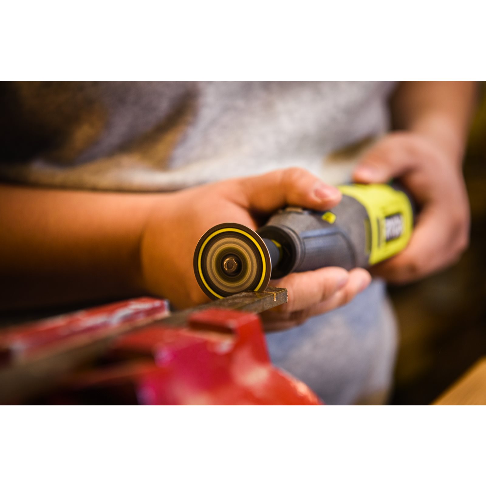 Disc de tăiere a metalelor de 38 mm cu blocare prin răsucire Ryobi RAR303 - in utilizare 4