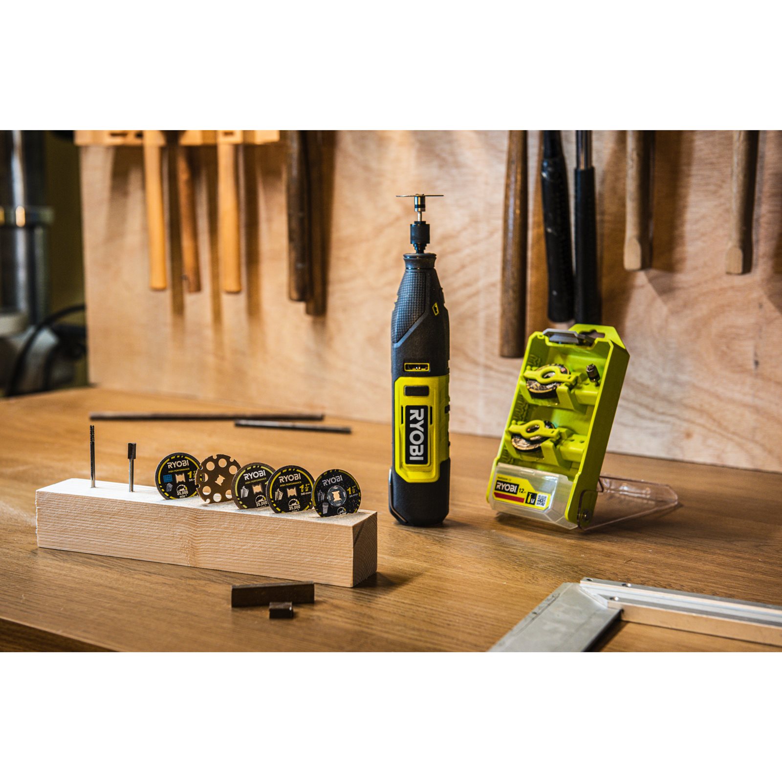 Disc de tăiere 38 mm pentru lemn cu blocare prin răsucire Ryobi RAR304 - in utilizare 5