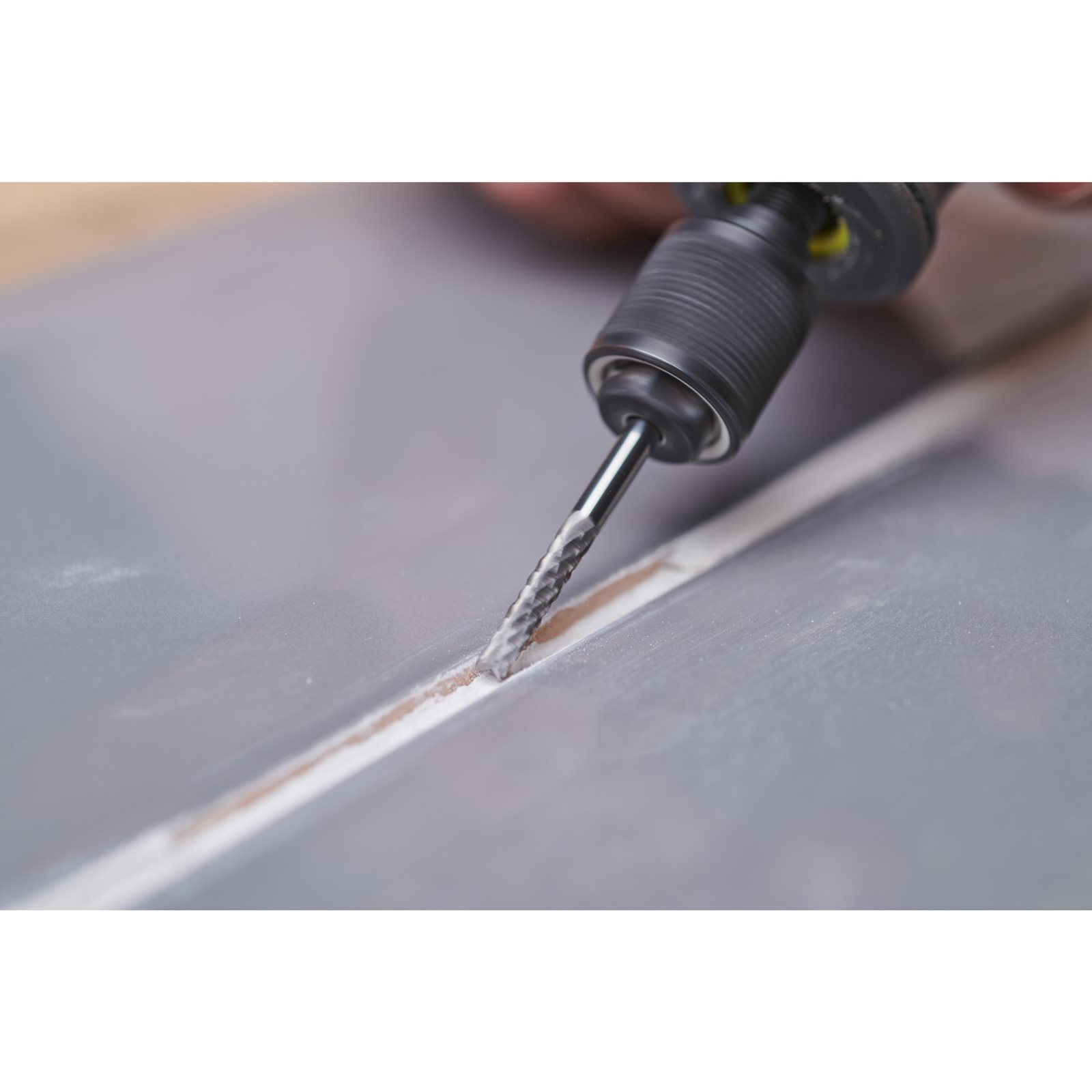 Freză pentru îndepărtarea chitului 3,2 mm Ryobi RAR307 - in utilizare 1