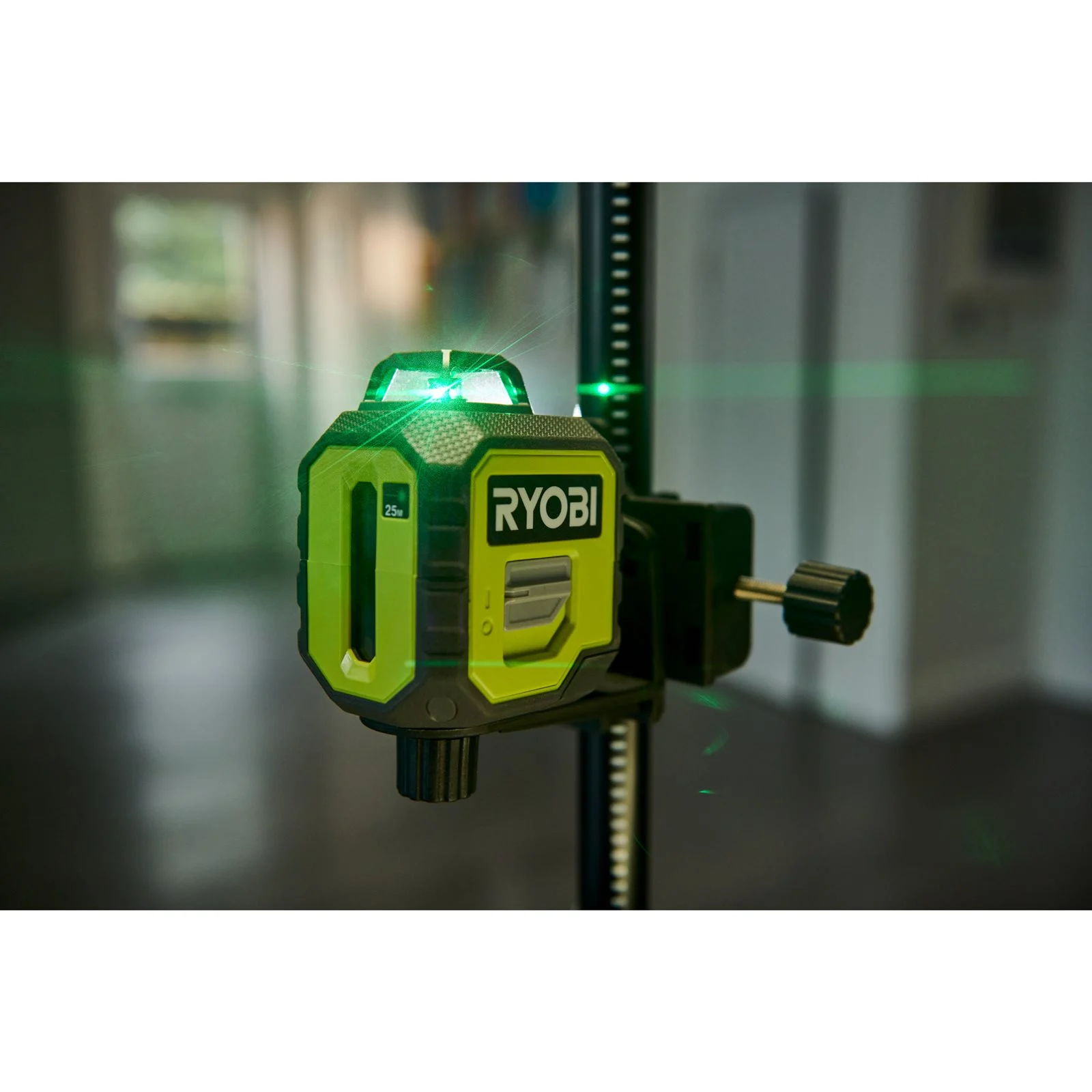 Set nivelă laser 360°, lumină verde, cu suport telescopic Ryobi RB360GLL-K - in utilizare 1