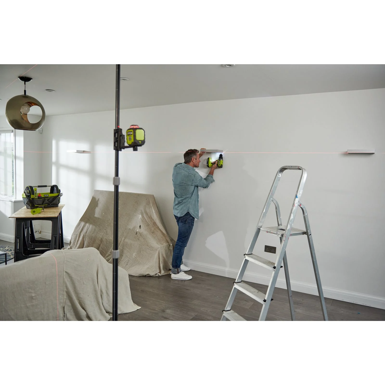 Nivelă laser 360°, lumină roșie Ryobi RB360RLL - in utilizare 1