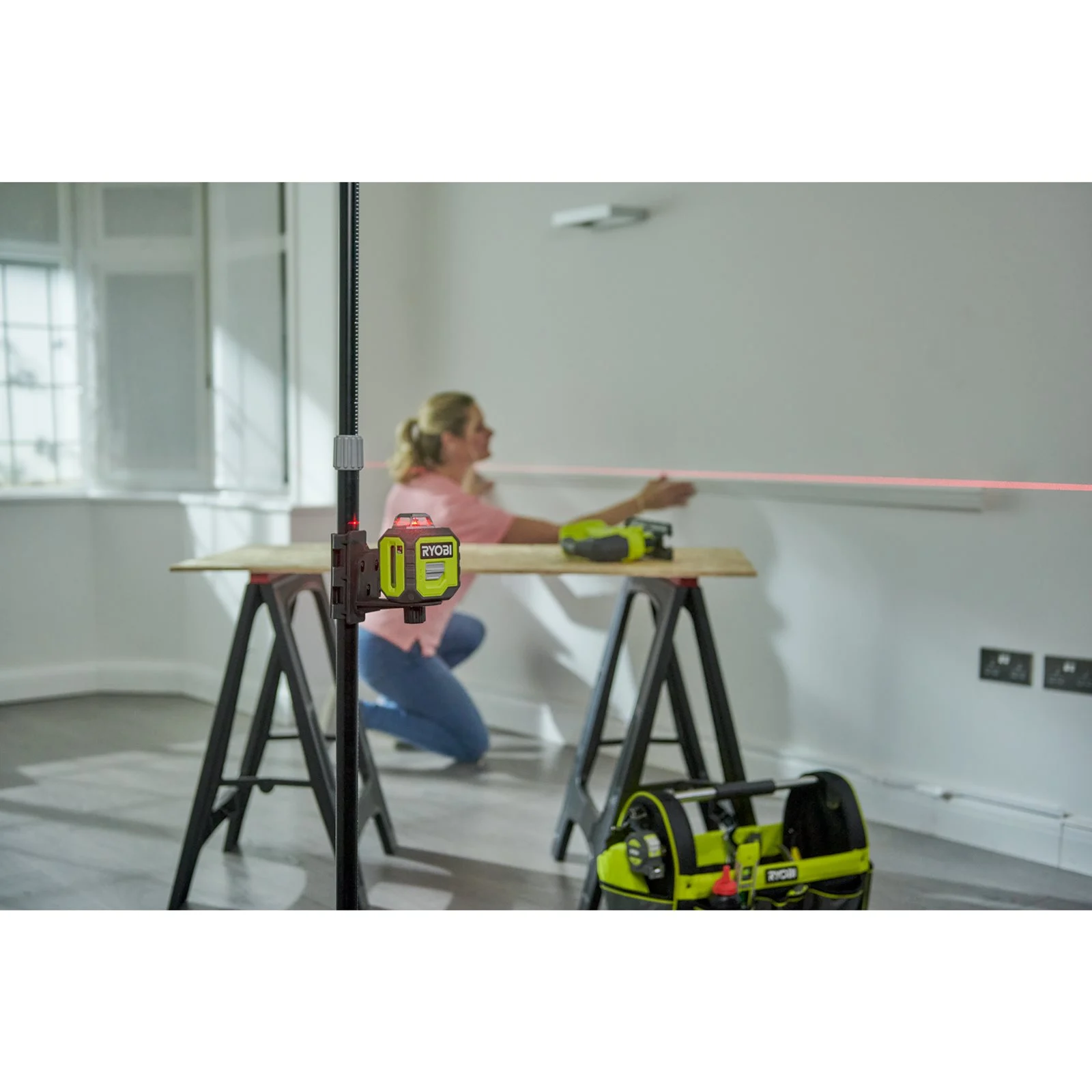 Nivelă laser 360°, lumină roșie Ryobi RB360RLL - in utilizare 2