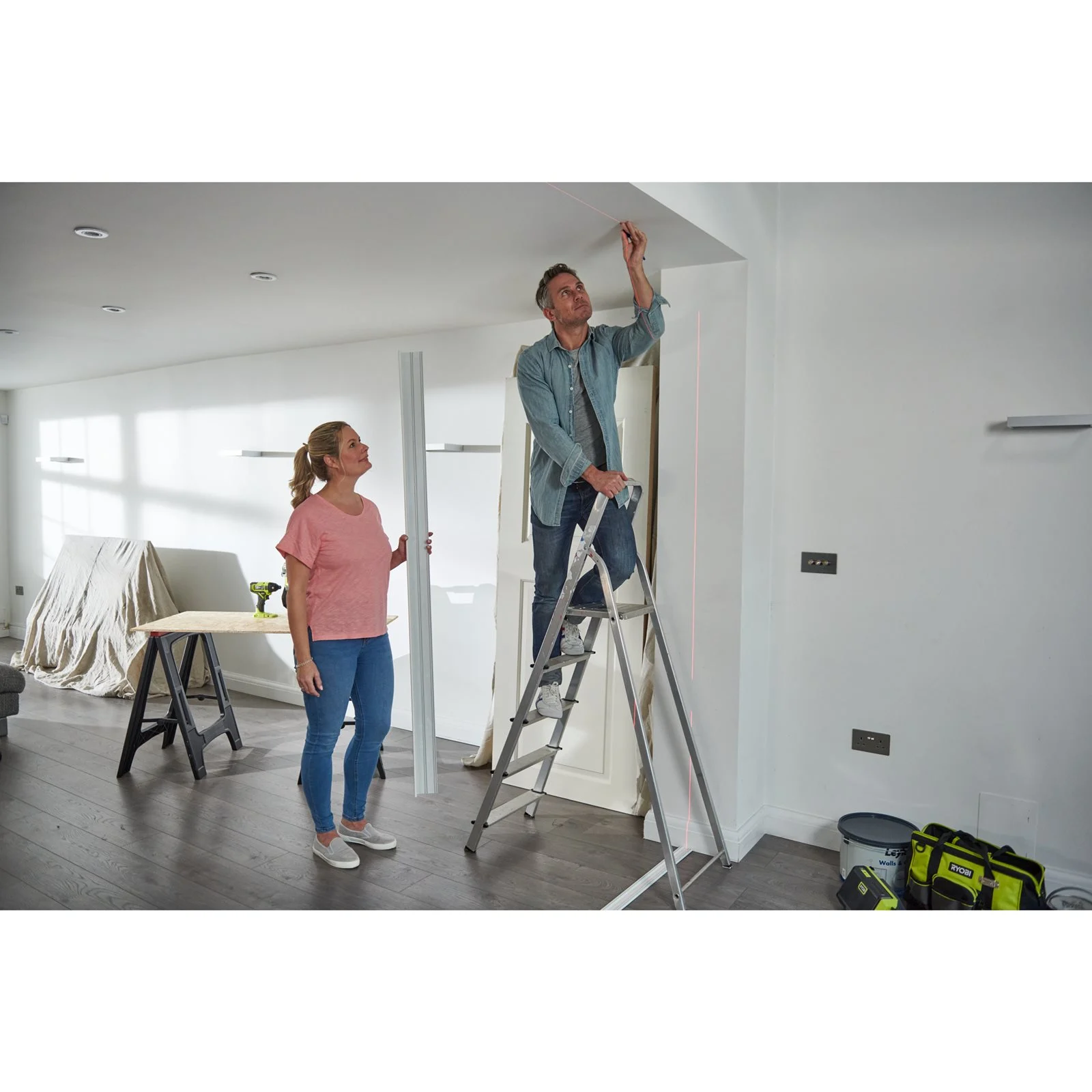 Nivelă laser 360°, lumină roșie Ryobi RB360RLL - in utilizare 3