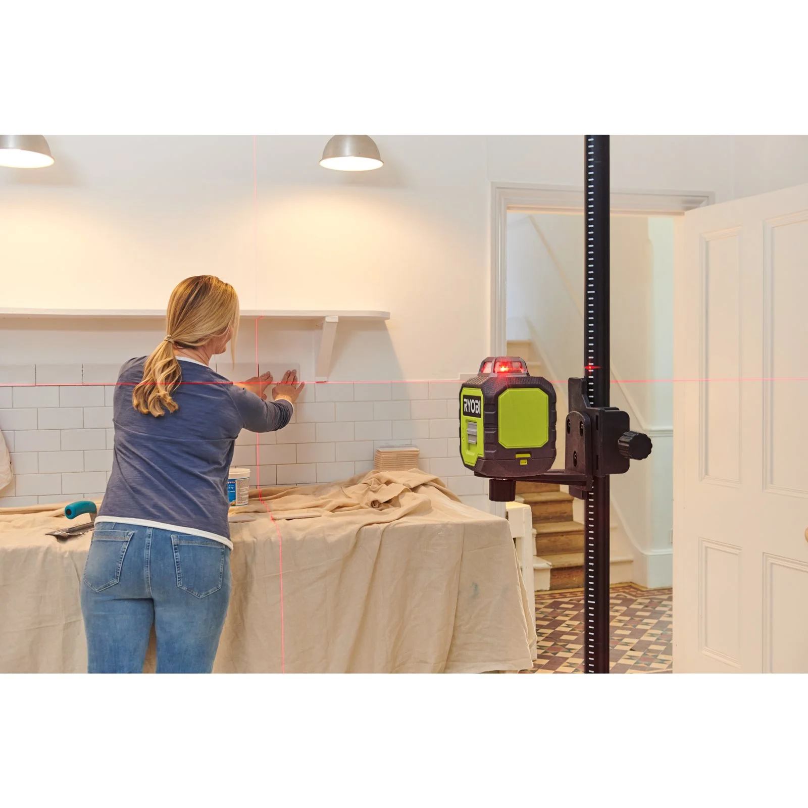 Nivelă laser 360°, lumină roșie Ryobi RB360RLL - in utilizare 4