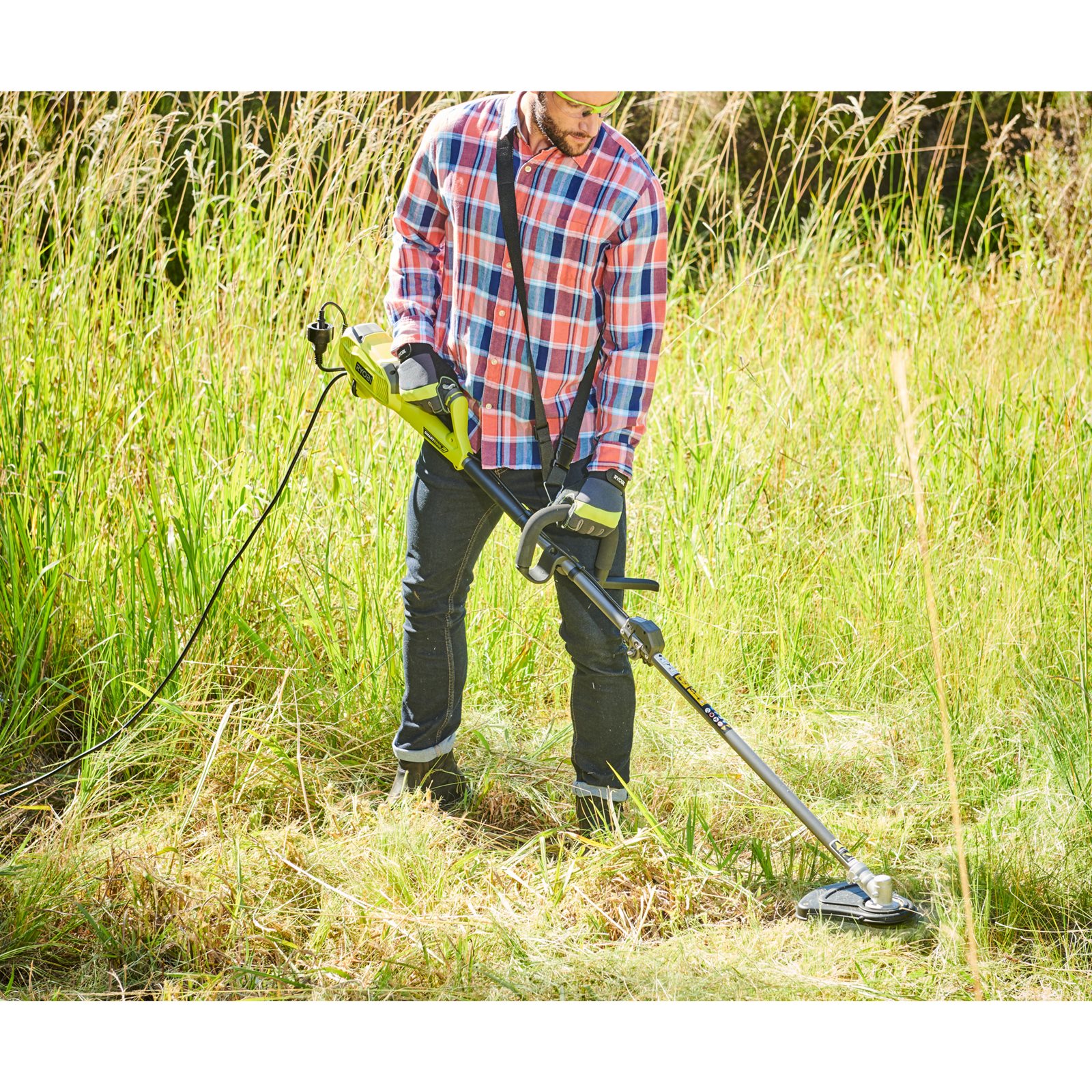 Motocoasă electrică 1200 W, lățime tăiere 26 cm Ryobi RBC1226I - in utilizare 1