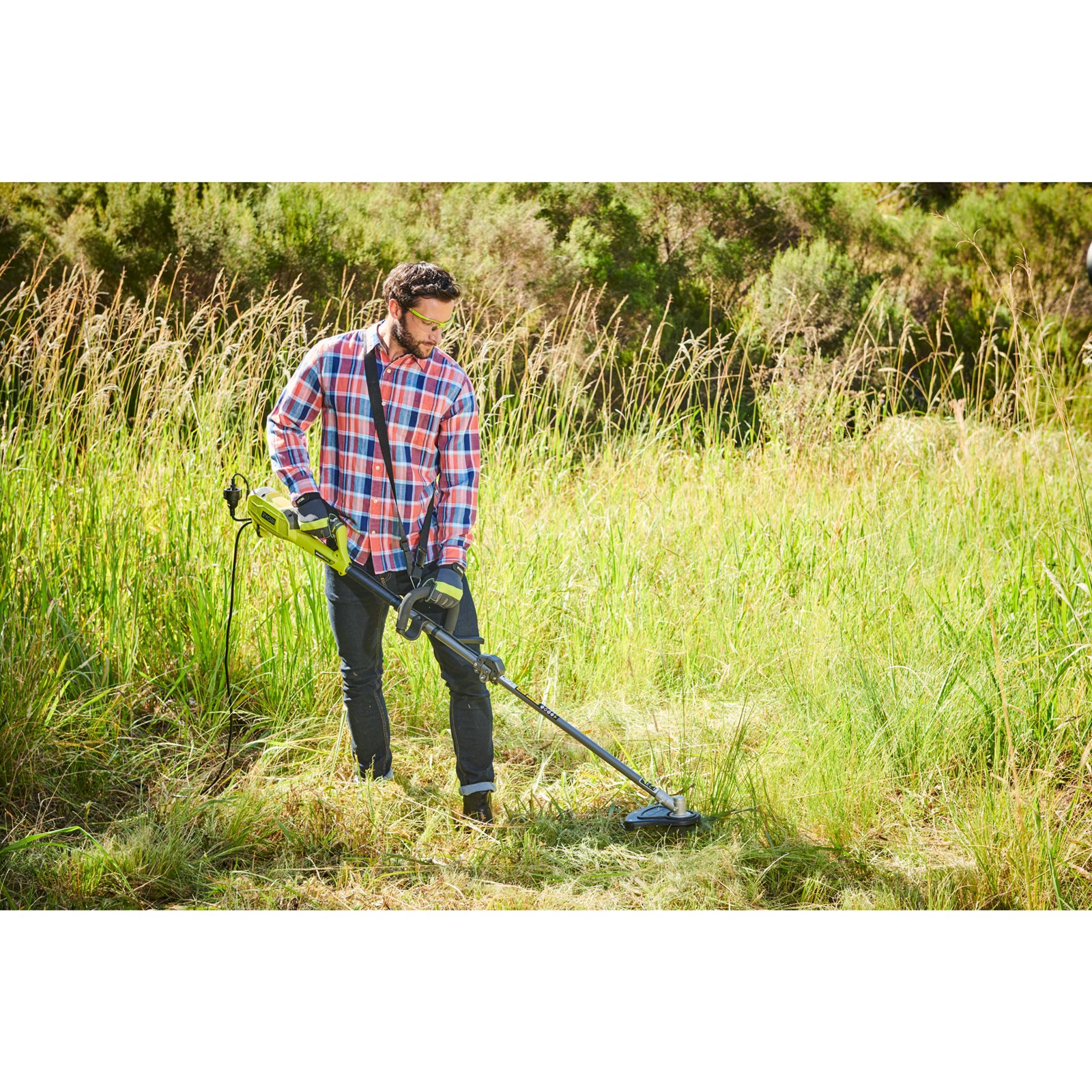 Motocoasă electrică 1200 W, lățime tăiere 26 cm Ryobi RBC1226I - in utilizare 2