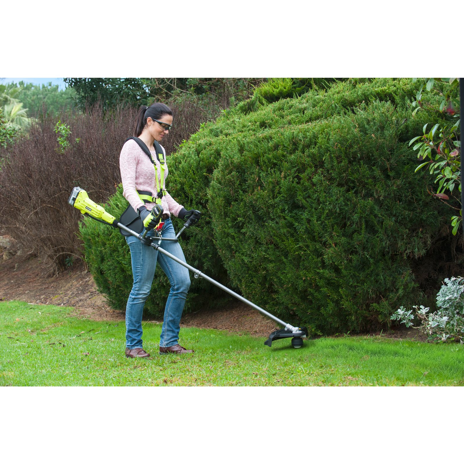Motocoasă 18V ONE+, mâner tip ghidon (1 x 4,0 Ah) Ryobi RBC18X20B4F - in utilizare 2