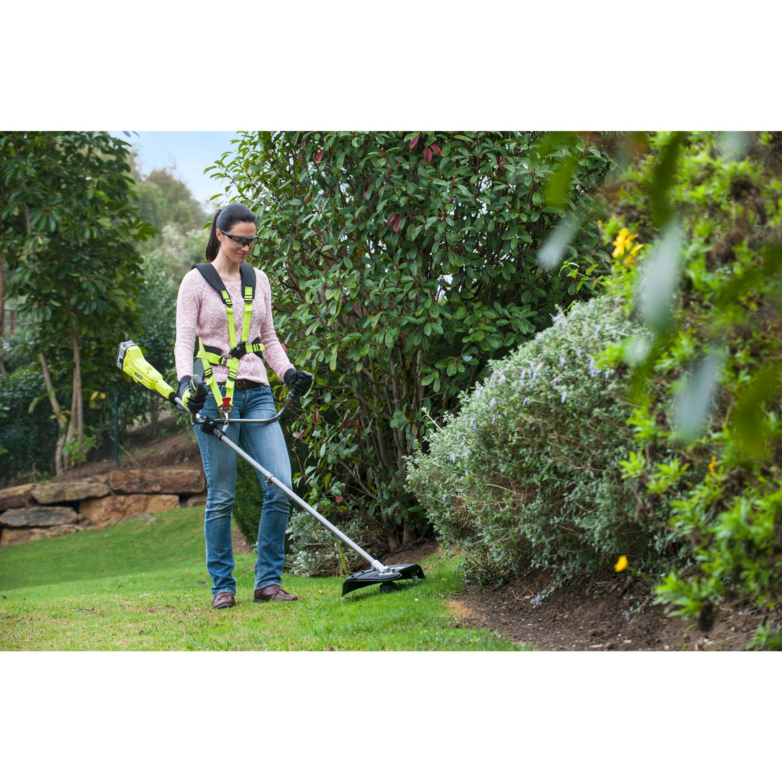 Motocoasă 18V ONE+, mâner tip ghidon (1 x 4,0 Ah) Ryobi RBC18X20B4F - in utilizare 3