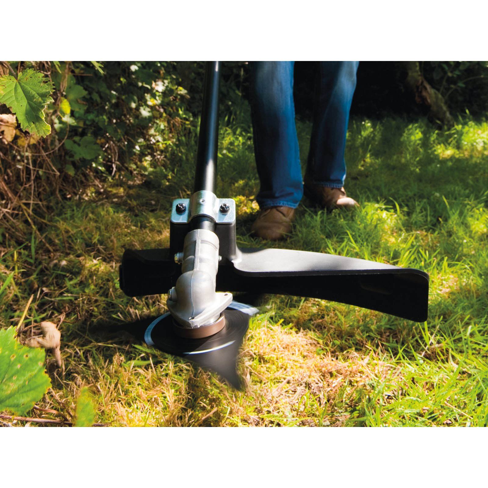 Motocoasă 26 cm / Trimmer de 30 cm fără cablu (1 x 4,0Ah) Ryobi RBC36X26BG2-140 - in utilizare 5