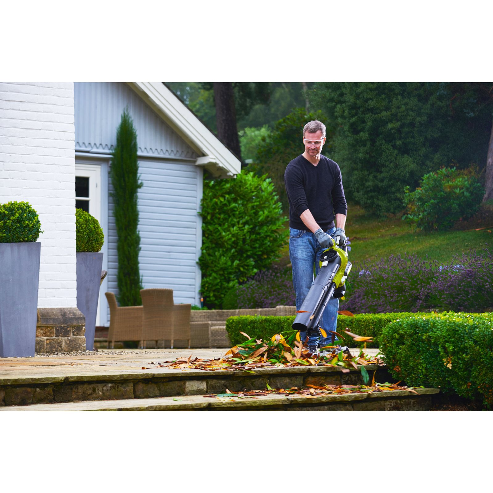 Suflantă/aspirator 36V MAX POWER, motor fără perii, 3 funcții Ryobi RBV36B - in utilizare 1