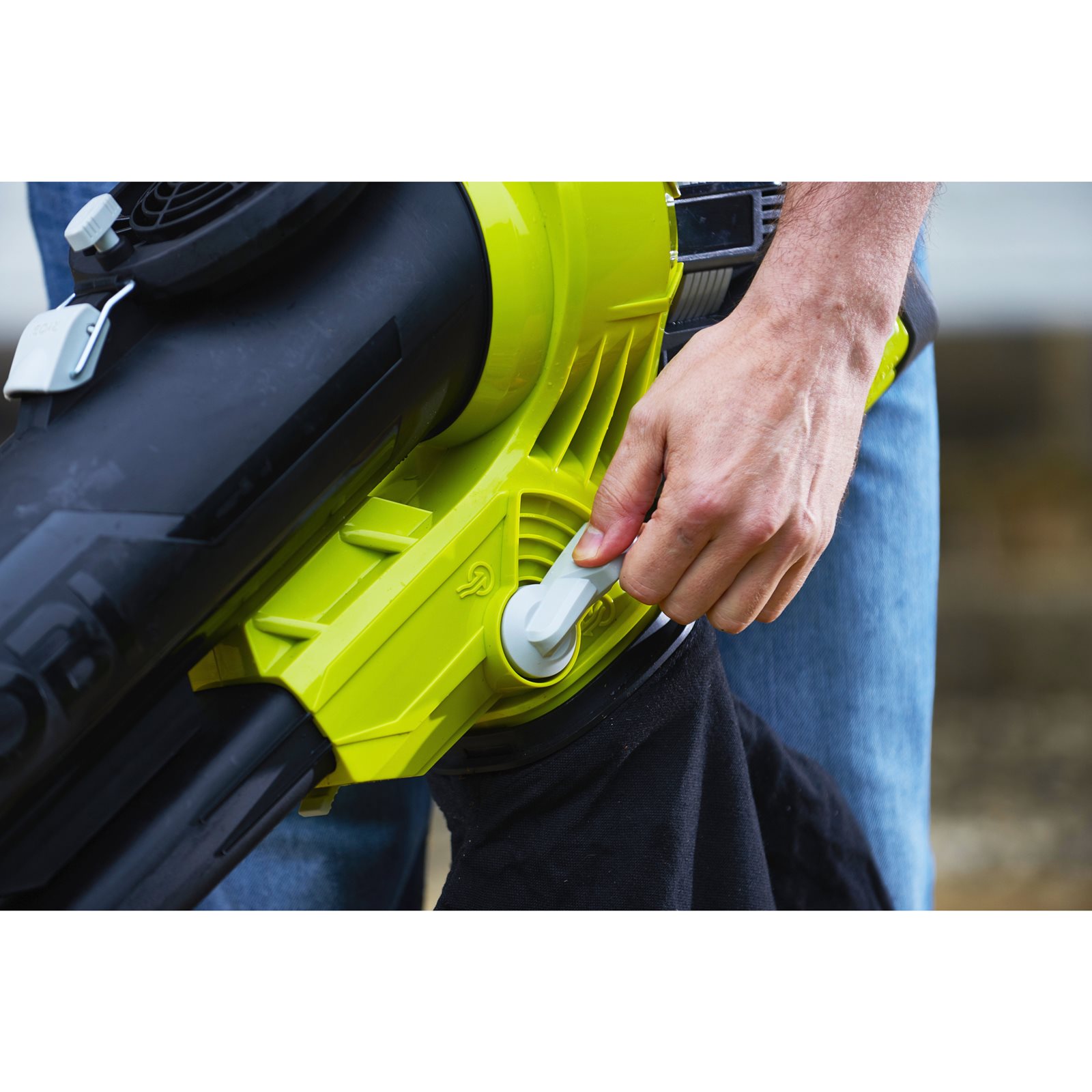Suflantă/aspirator 36V MAX POWER, motor fără perii, 3 funcții Ryobi RBV36B - in utilizare 4