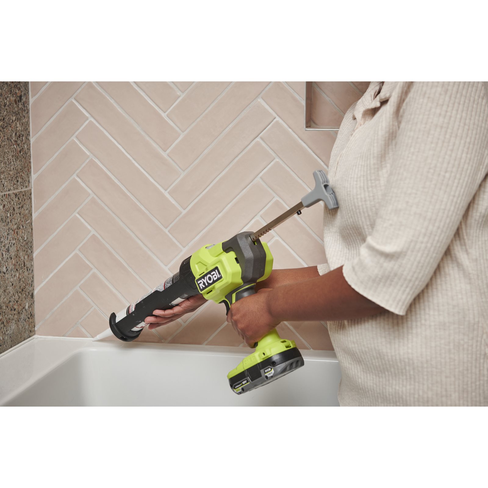 Pistol de aplicare a siliconului 18V fără cablu Ryobi RCG18-0 - in utilizare 1