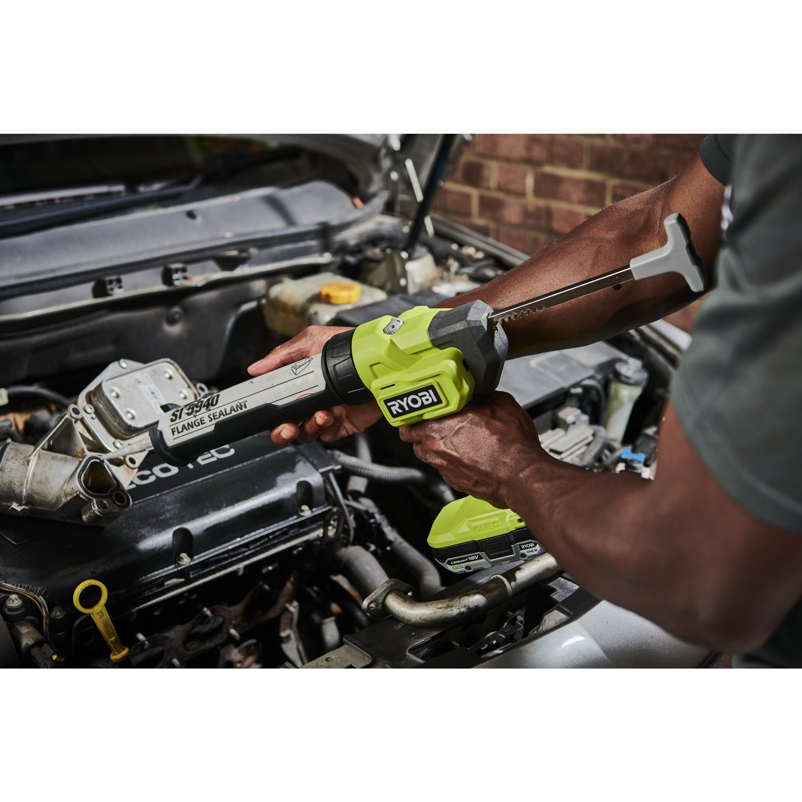 Pistol de aplicare a siliconului 18V fără cablu Ryobi RCG18-0 - in utilizare 3