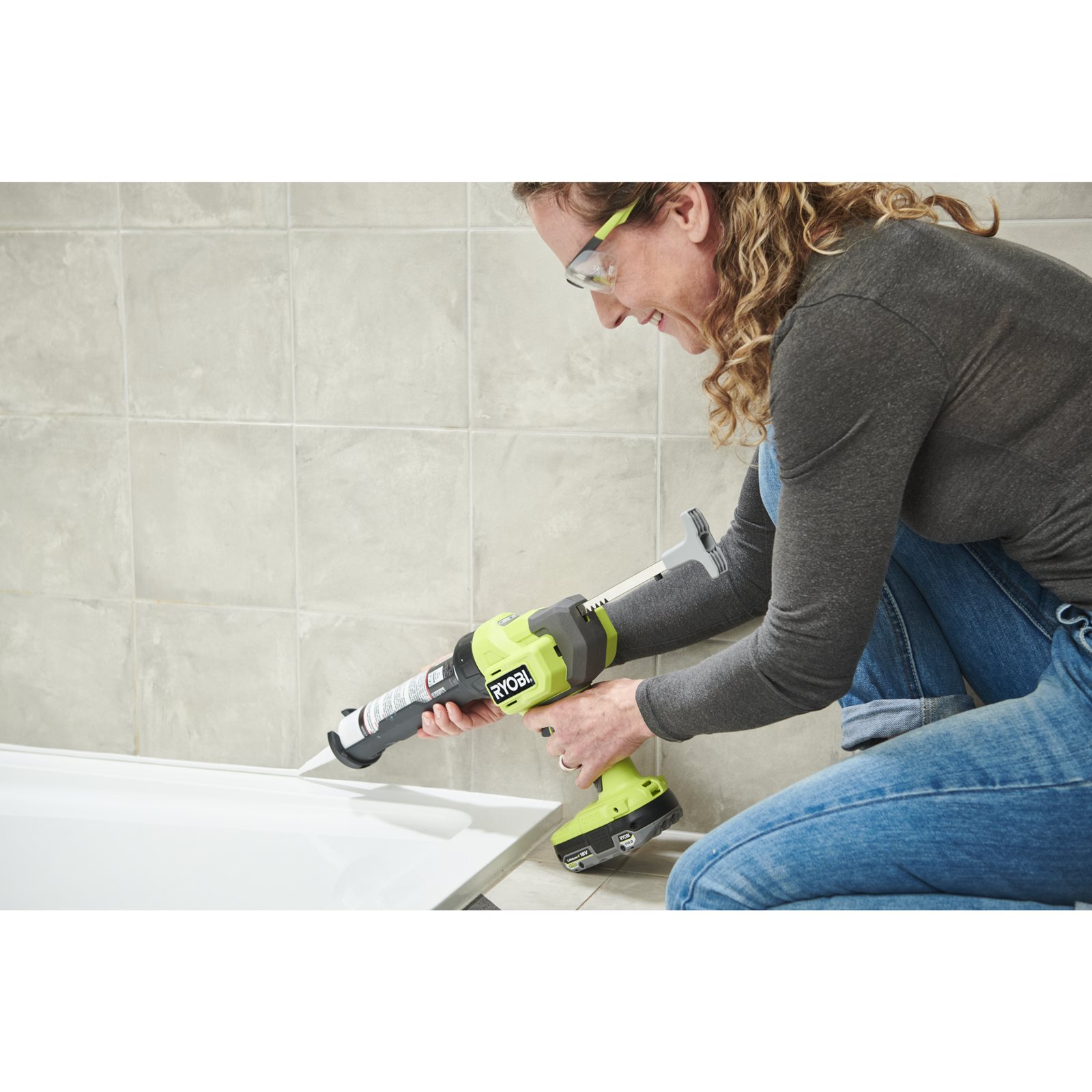 Pistol de aplicare a siliconului 18V fără cablu Ryobi RCG18-0 - in utilizare 4