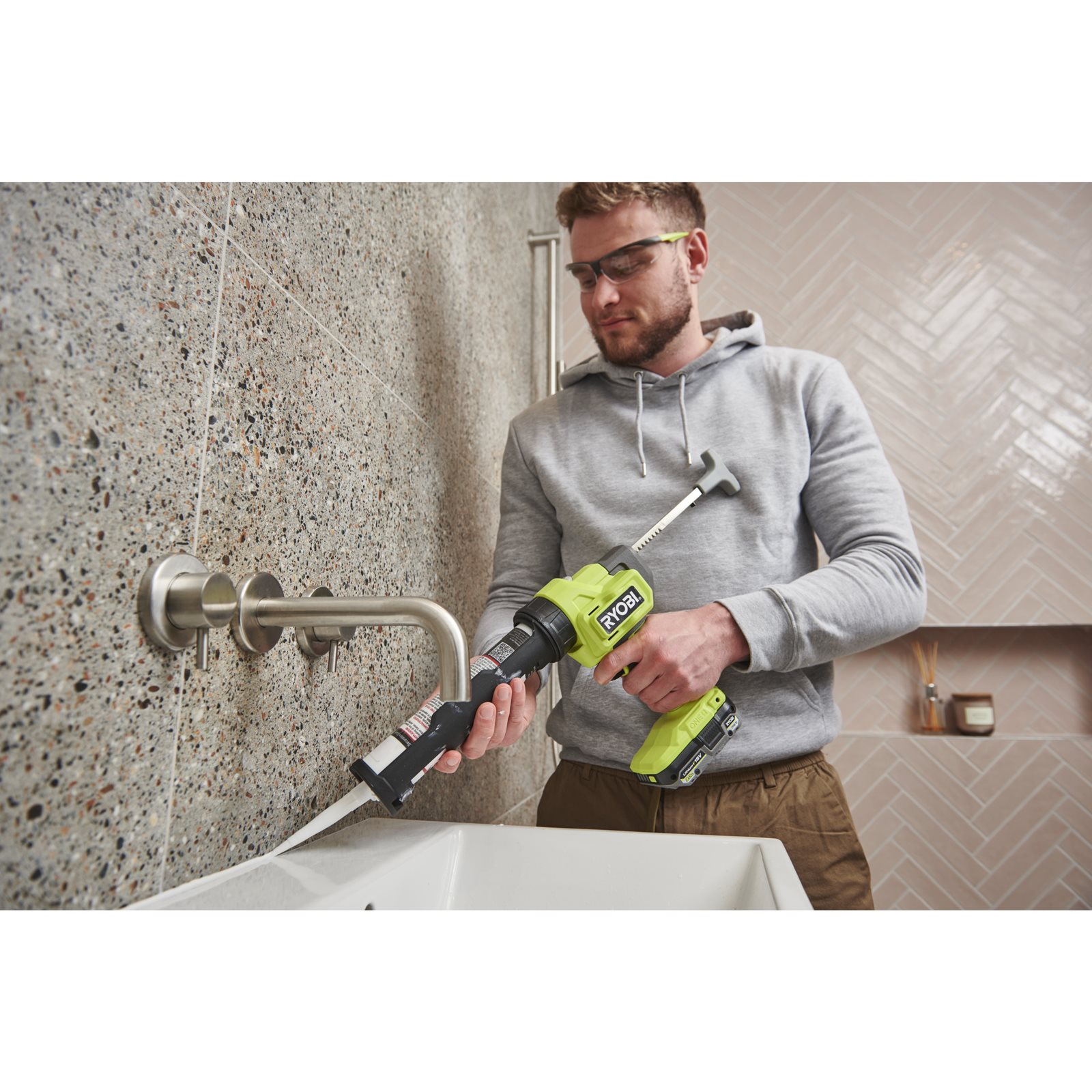 Pistol de aplicare a siliconului 18V fără cablu Ryobi RCG18-0 - in utilizare 5