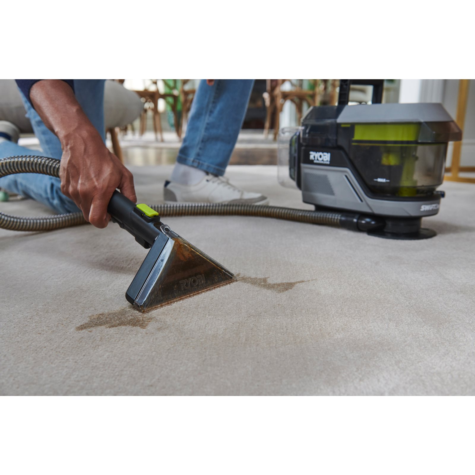 Aspirator pentru pete 18V ONE+ Brushless Swift Clean Ryobi RDC18BL-0 - in utilizare 1