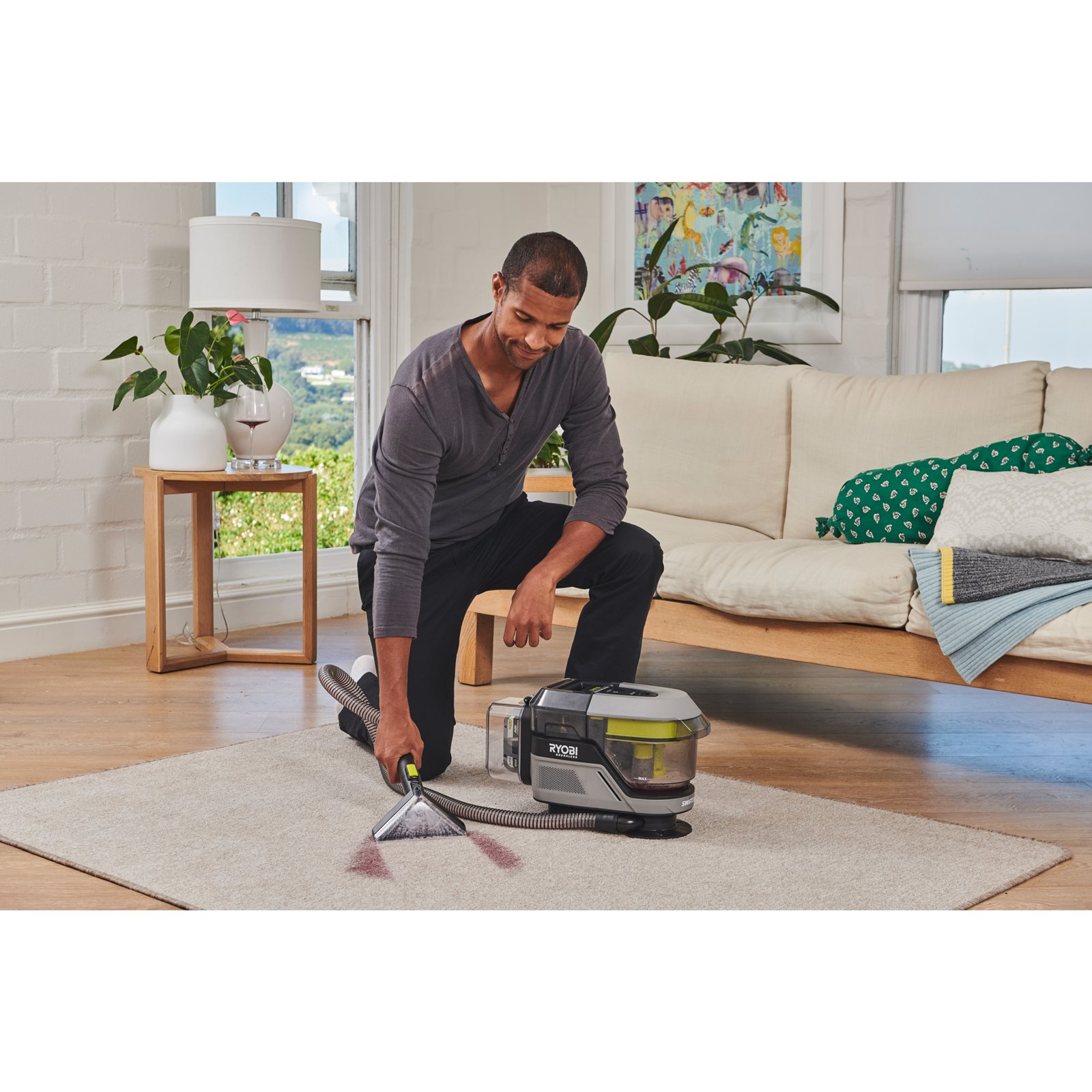 Aspirator pentru pete 18V ONE+ Brushless Swift Clean Ryobi RDC18BL-0 - in utilizare 2