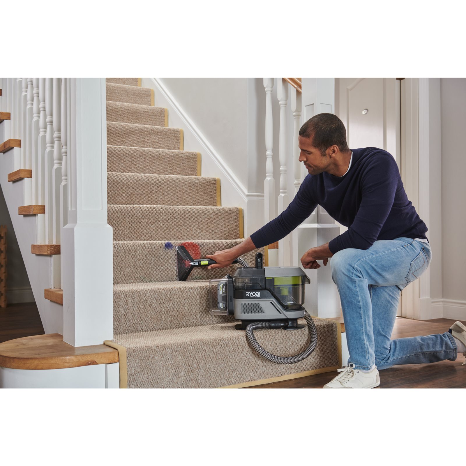 Aspirator pentru pete 18V ONE+ Brushless Swift Clean Ryobi RDC18BL-0 - in utilizare 4