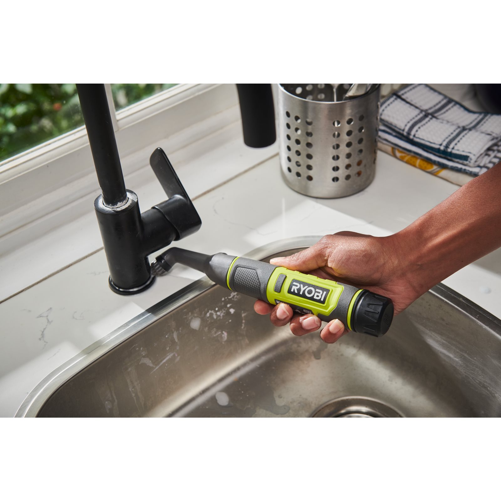 Perii pentru curățat Ryobi RDS4-0 - in utilizare 5