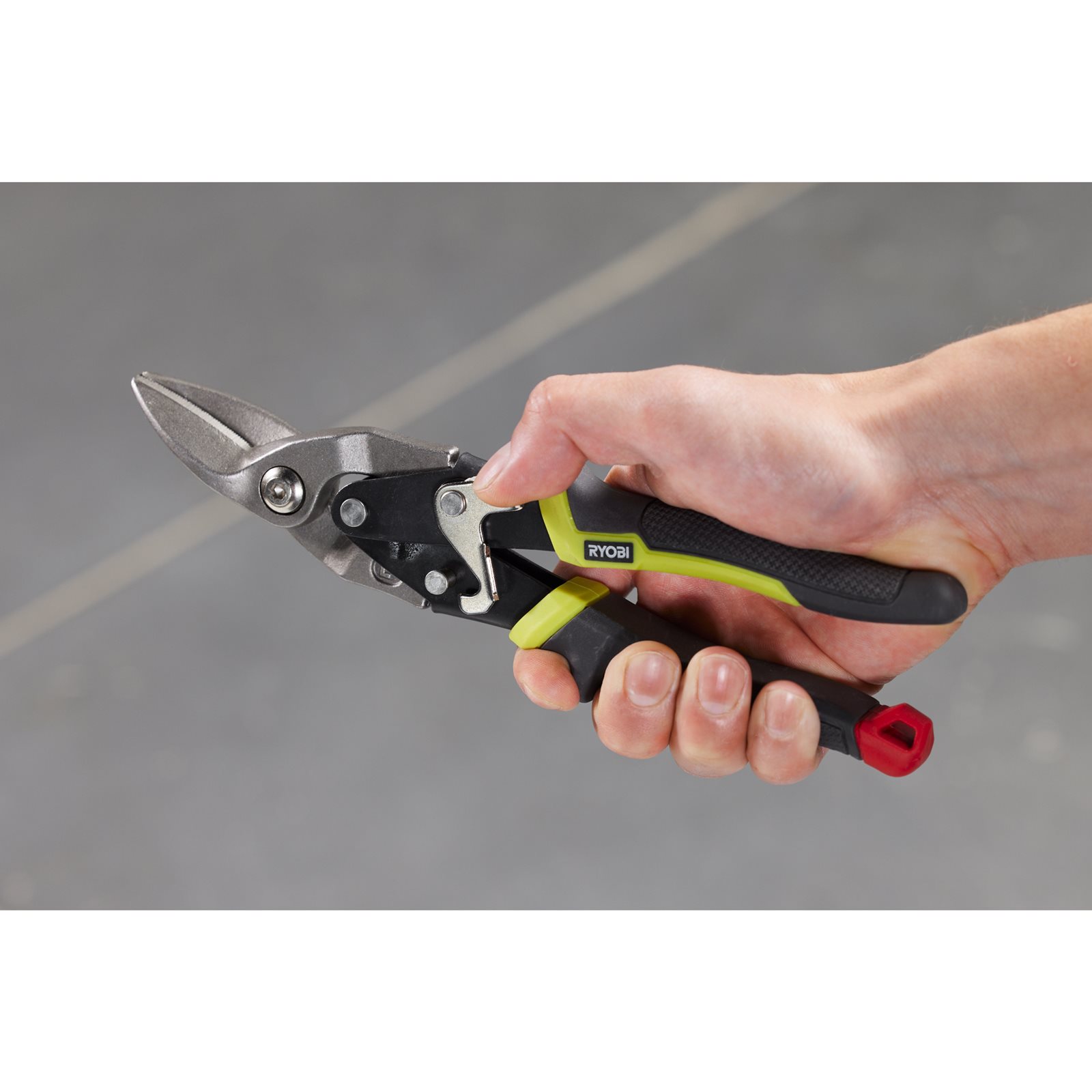 Set de 3 foarfeci pentru tablă tip aviație pentru aplicații dificile Ryobi RHAS3PC - in utilizare 2