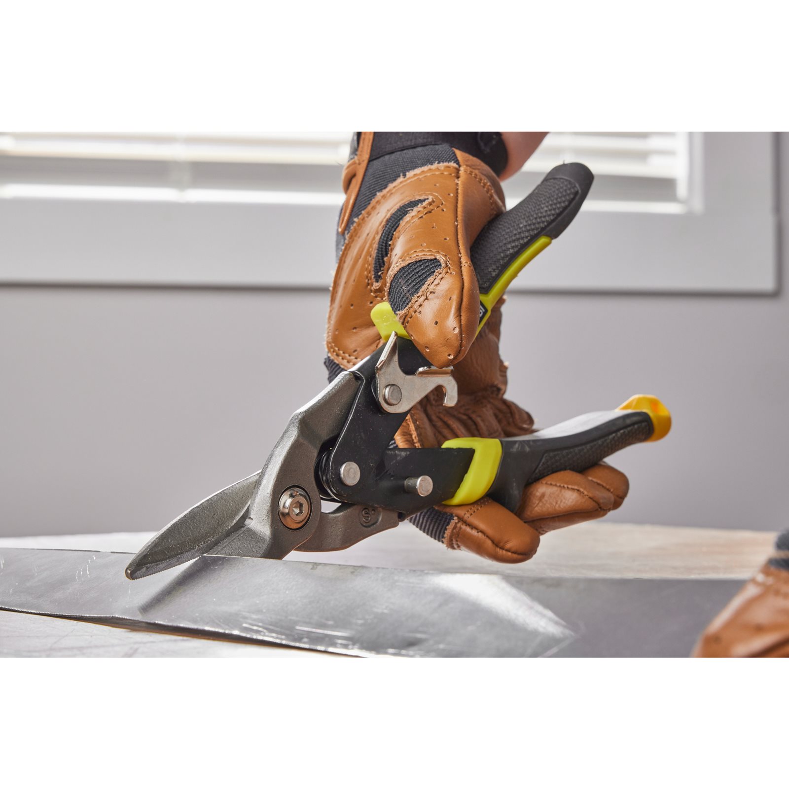 Set de 3 foarfeci pentru tablă tip aviație pentru aplicații dificile Ryobi RHAS3PC - in utilizare 3