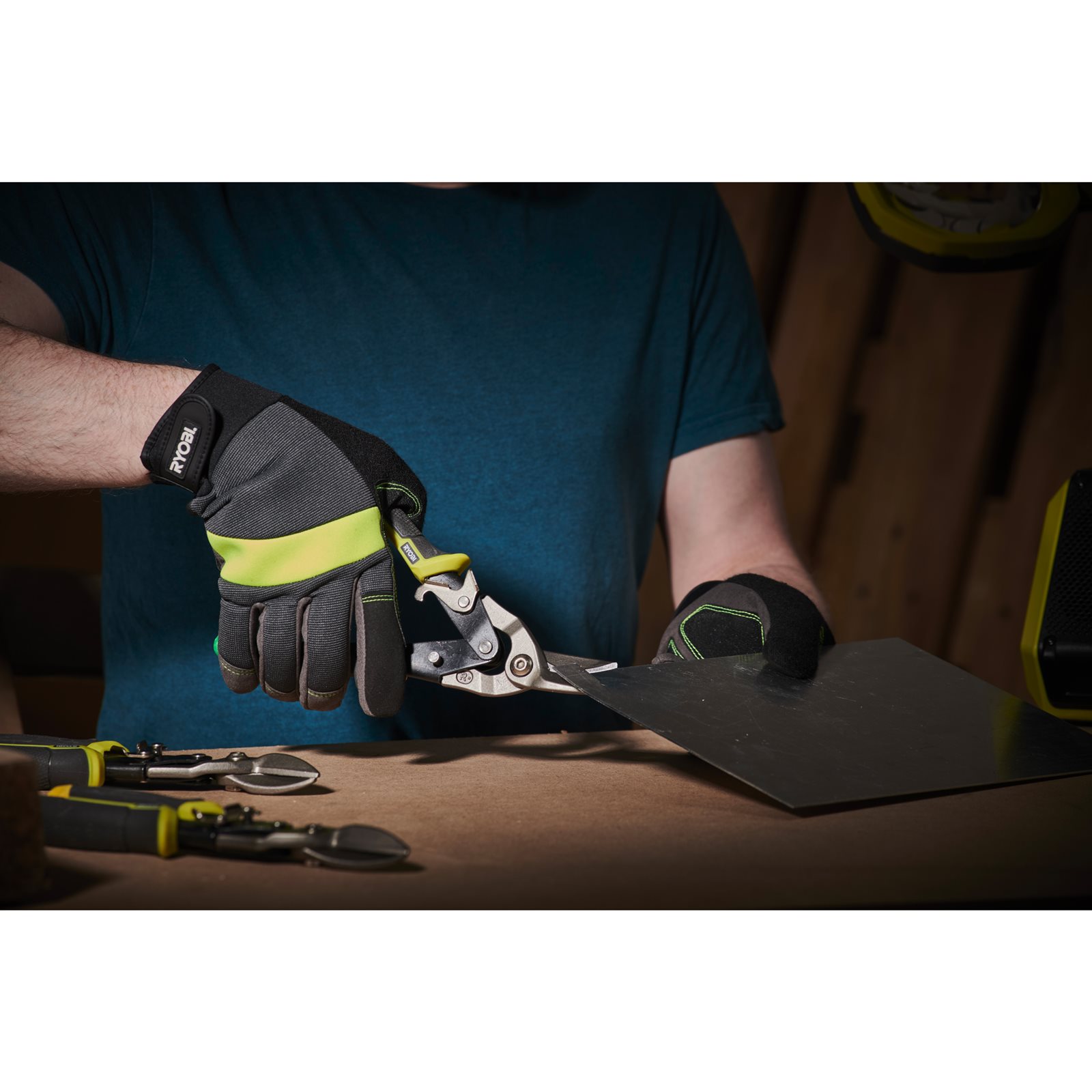 Set de 3 foarfeci pentru tablă tip aviație pentru aplicații dificile Ryobi RHAS3PC - in utilizare 4