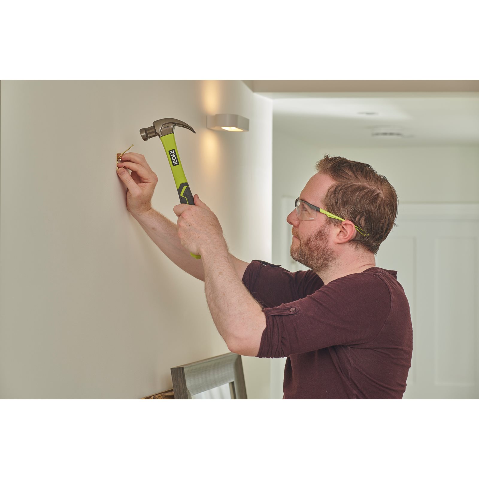 Ciocan tâmplărie cu mâner din fibră 450g Ryobi RHHCC450 - in utilizare 2