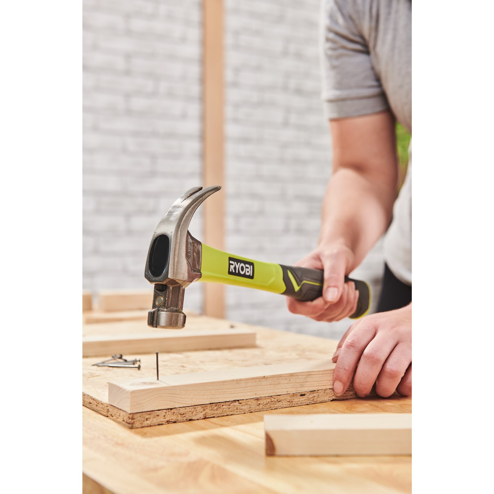 Ciocan tâmplărie cu mâner din fibră 450g Ryobi RHHCC450 - in utilizare 4