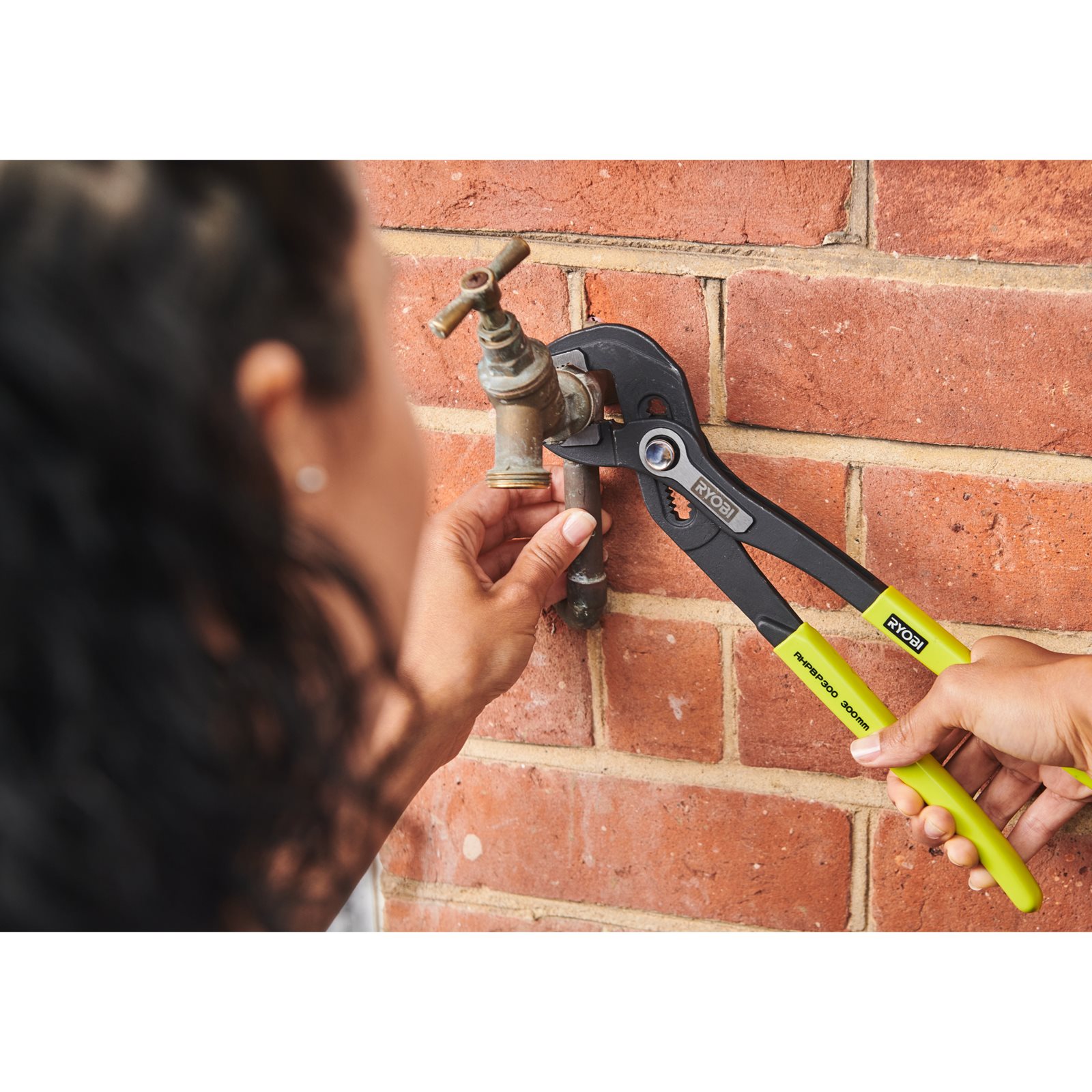 Clește cheie cu reglare rapidă de 300 mm Ryobi RHPBP300 - in utilizare 1