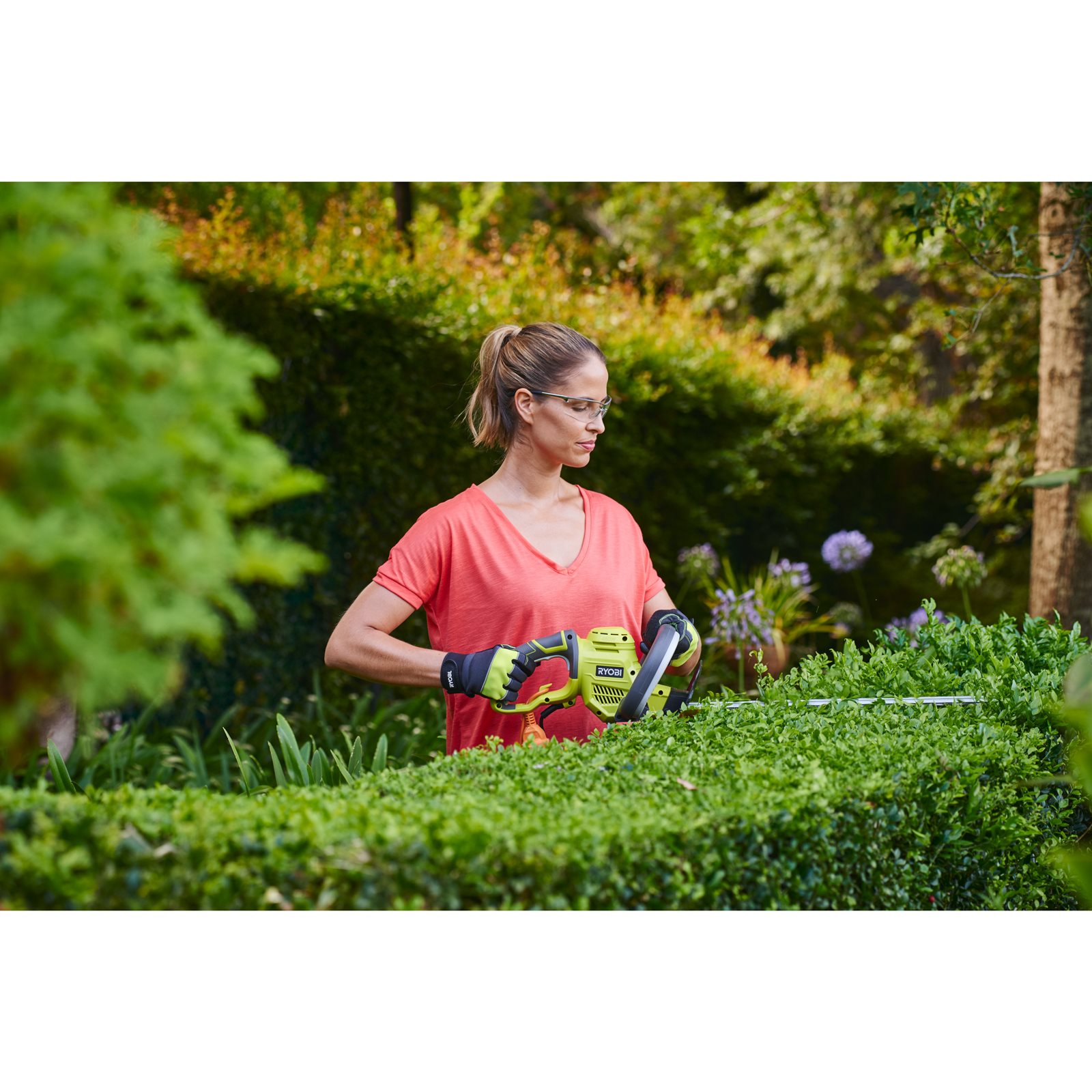 Foarfecă tuns gard viu electrică 450 W, lamă 50 cm Ryobi RHT4550 - in utilizare 1