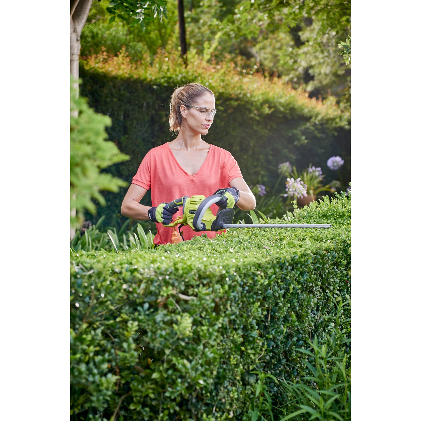 Foarfecă tuns gard viu electrică 500 W, lamă 50 cm Ryobi RHT5150 - in utilizare 2