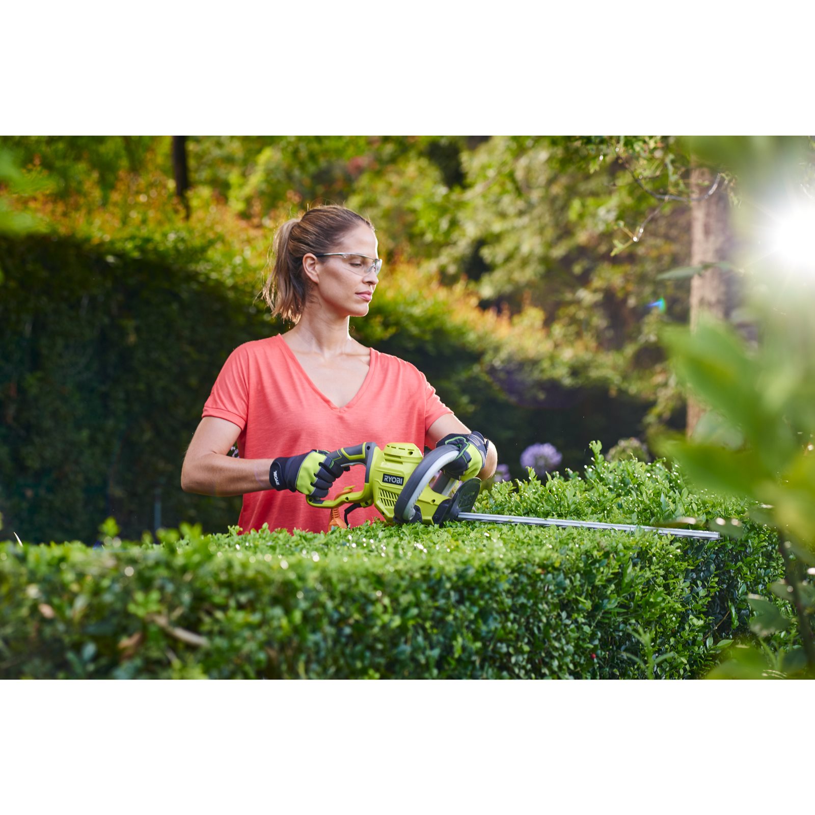 Foarfecă tuns gard viu electrică 500 W, lamă 50 cm Ryobi RHT5150 - in utilizare 4