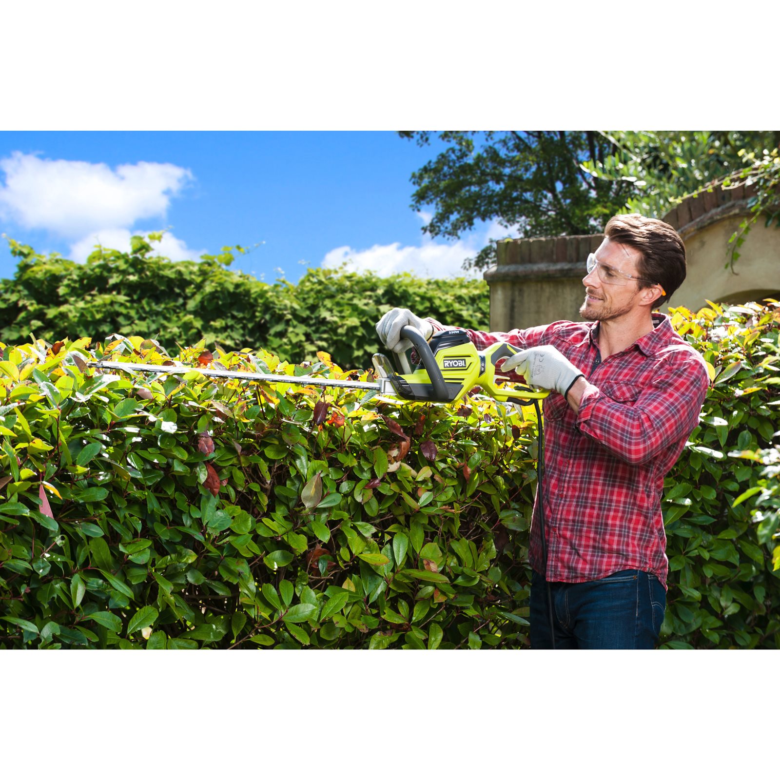 Foarfecă tuns gard viu electrică 550 W, lamă 55 cm Ryobi RHT5655RS - in utilizare 1