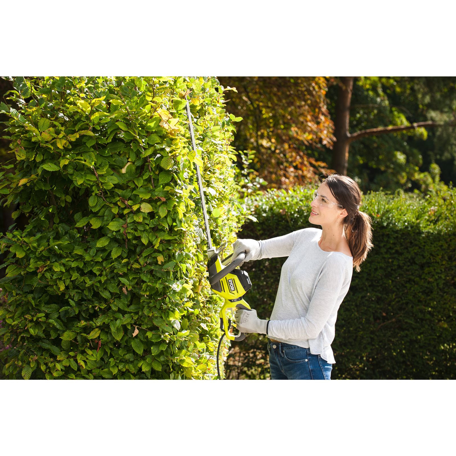 Foarfecă tuns gard viu electrică 550 W, lamă 55 cm Ryobi RHT5655RS - in utilizare 2