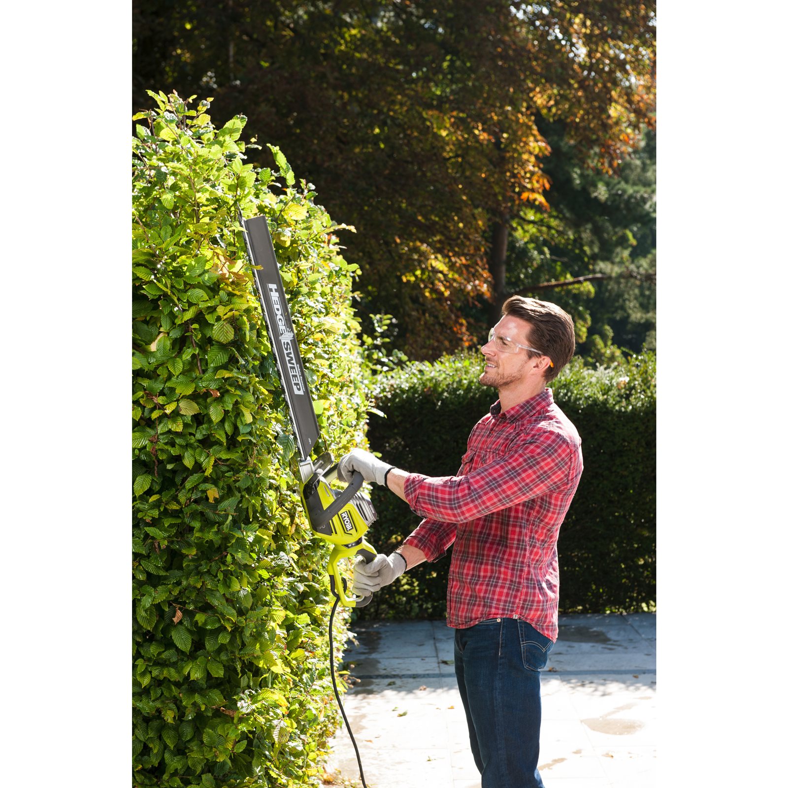 Foarfecă tuns gard viu electrică 800 W, lamă 65 cm Ryobi RHT8165RL - in utilizare 3