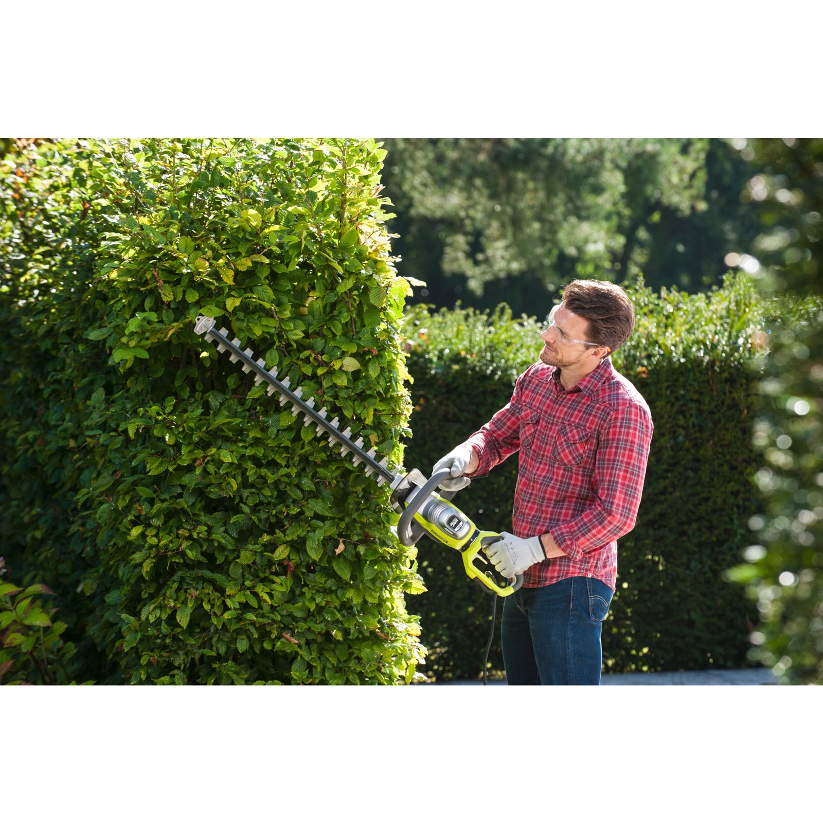 Foarfecă tuns gard viu electrică 800 W, lamă 65 cm Ryobi RHT8165RL - in utilizare 4