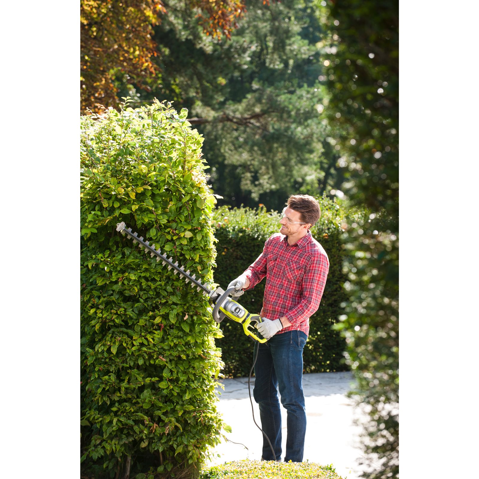 Foarfecă tuns gard viu electrică 800 W, lamă 65 cm Ryobi RHT8165RL - in utilizare 5