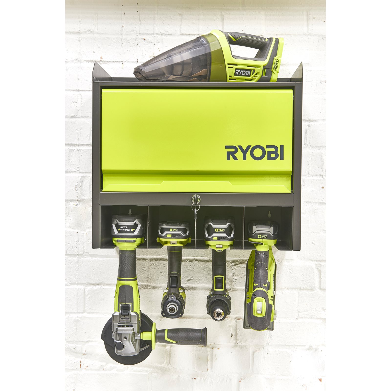 Dulap montat pe peretele garajului - o ușă Ryobi RHWS-01 - in utilizare 1