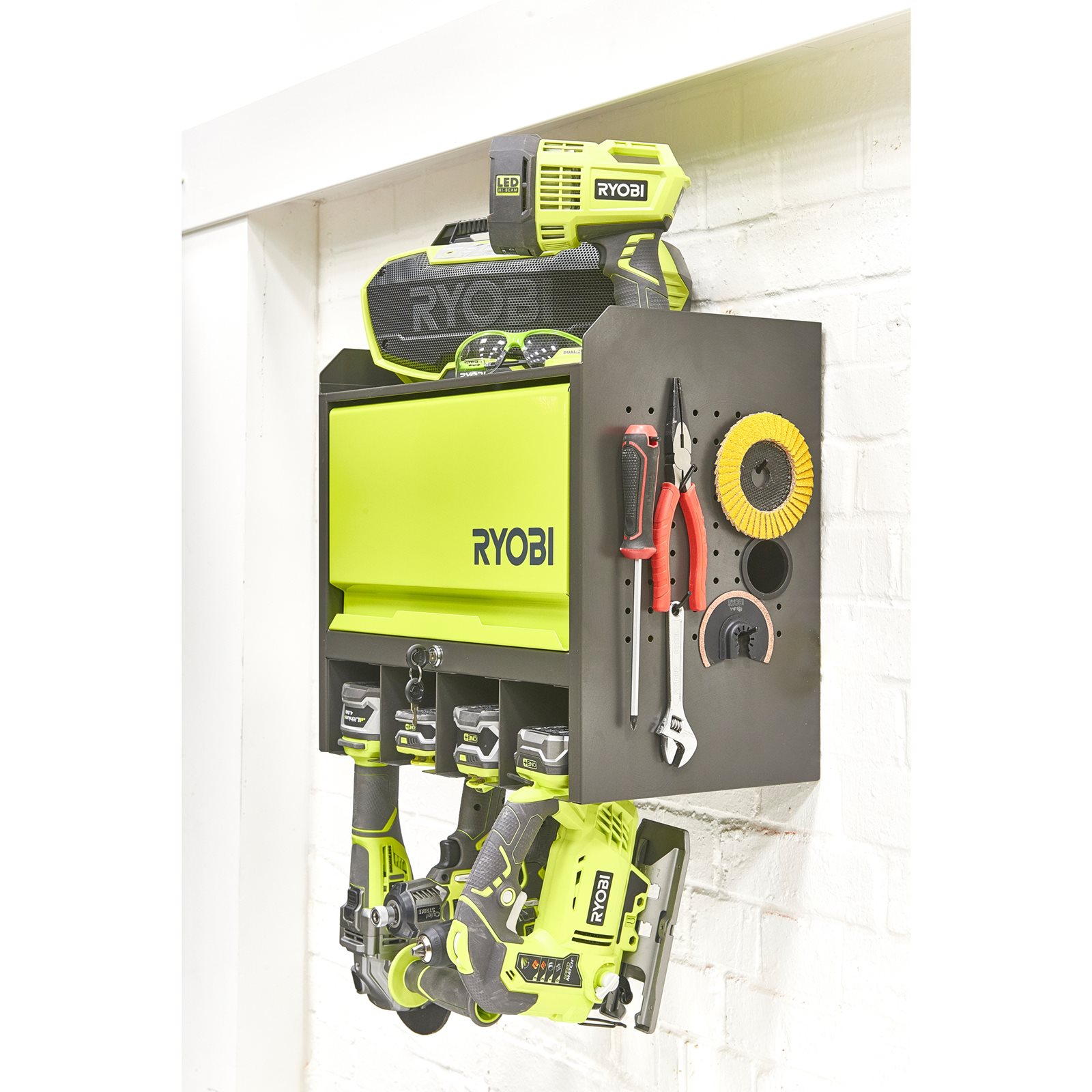 Dulap montat pe peretele garajului - o ușă Ryobi RHWS-01 - in utilizare 2