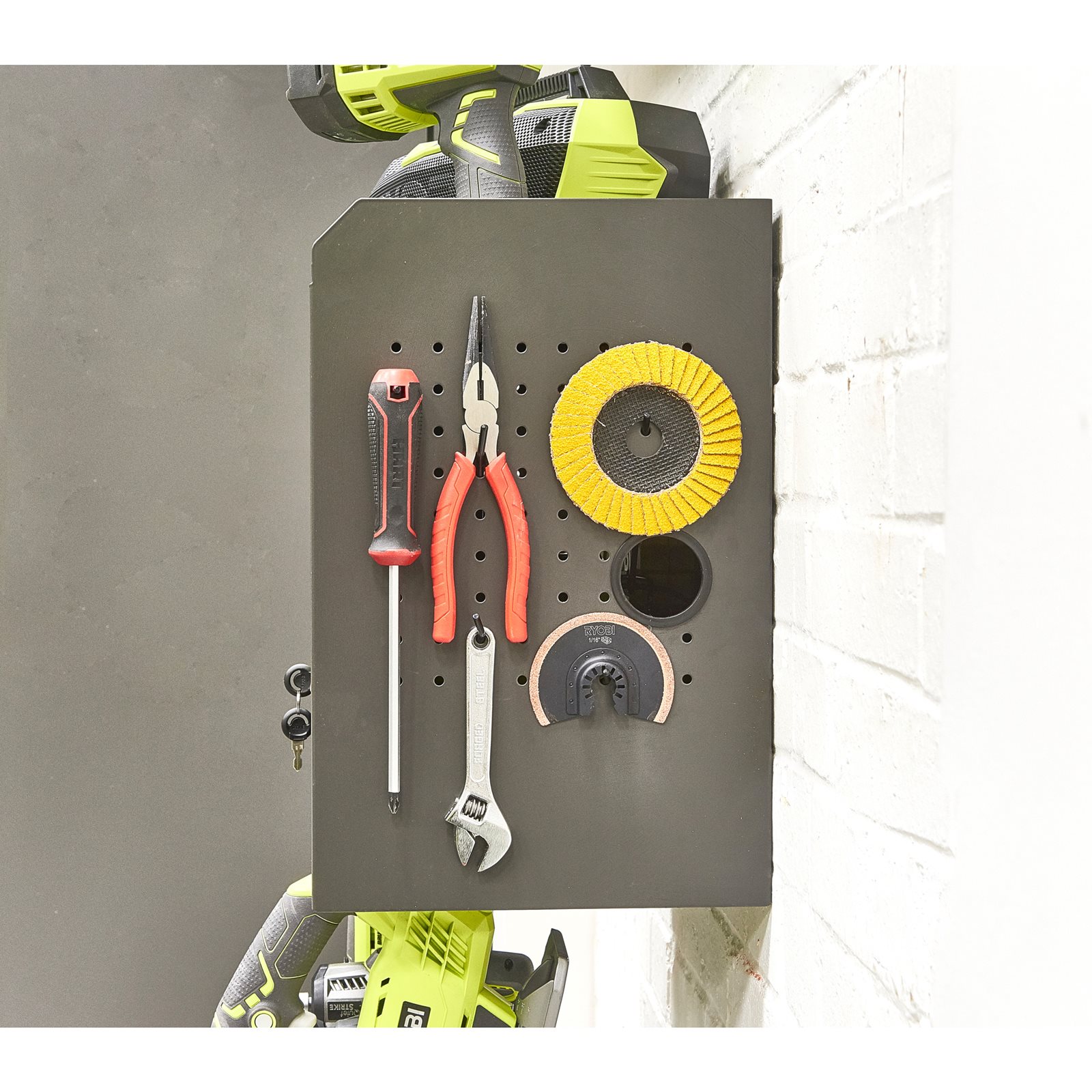 Dulap montat pe peretele garajului - o ușă Ryobi RHWS-01 - in utilizare 3